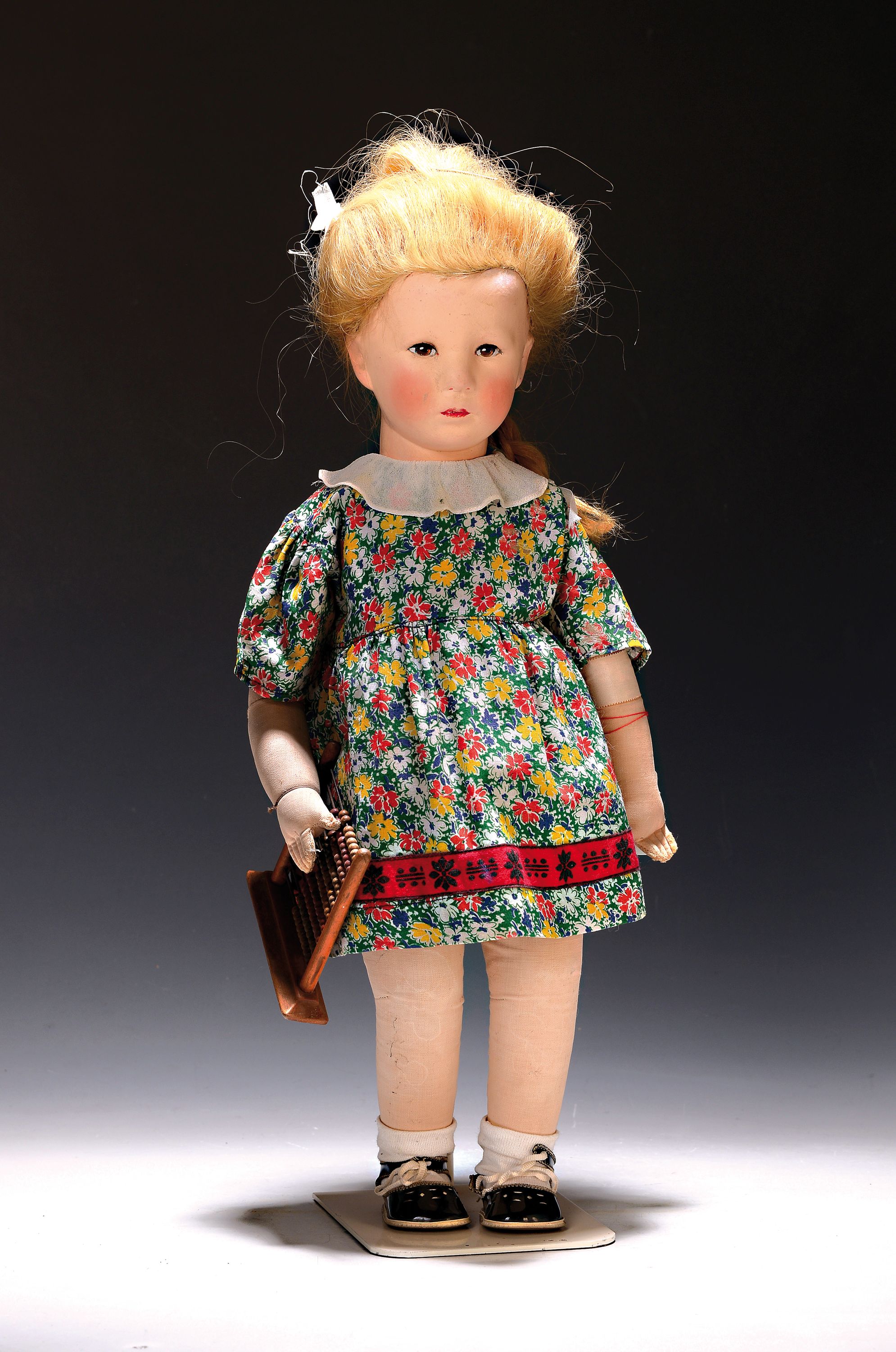 Puppe VIII, Käthe Kruse, Deutsches Kind, 1930-40er Jahre, H.ca. 51 cm, hellblonde Echthaarperücke, Kurbelkopf, gestopfter Nesselkörper, lose ...