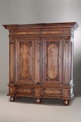 Image 26770581 - Baroque cupboard/pilaster cupboard, probably Brunswick, around 1720, walnut veneer on oak body, carvings and profiles in solid oak, front with 3 pilasters and Corinthian capitals, cornice and base double cranked, doors and sides with cushion fillings, base with 2 drawers, orig. Locks, door with orig. Locomotive, original key and original Brass fittings, approx. 228 x 208 x 78 cm, condition 2