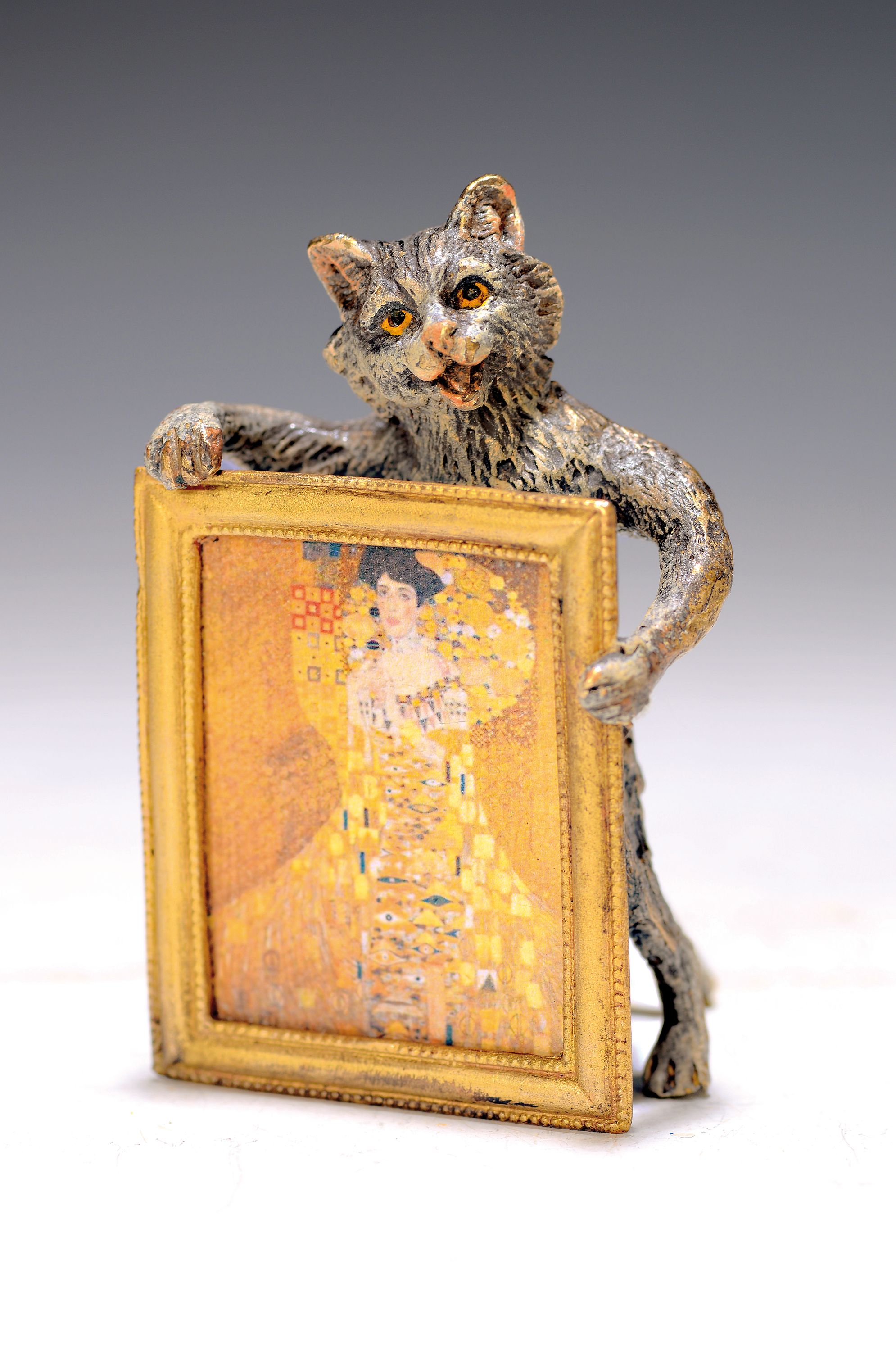 Wiener Bronze, Katze mit Bild von Gustav Klimt, sign., bunt staffiert, H.ca. 8 cm