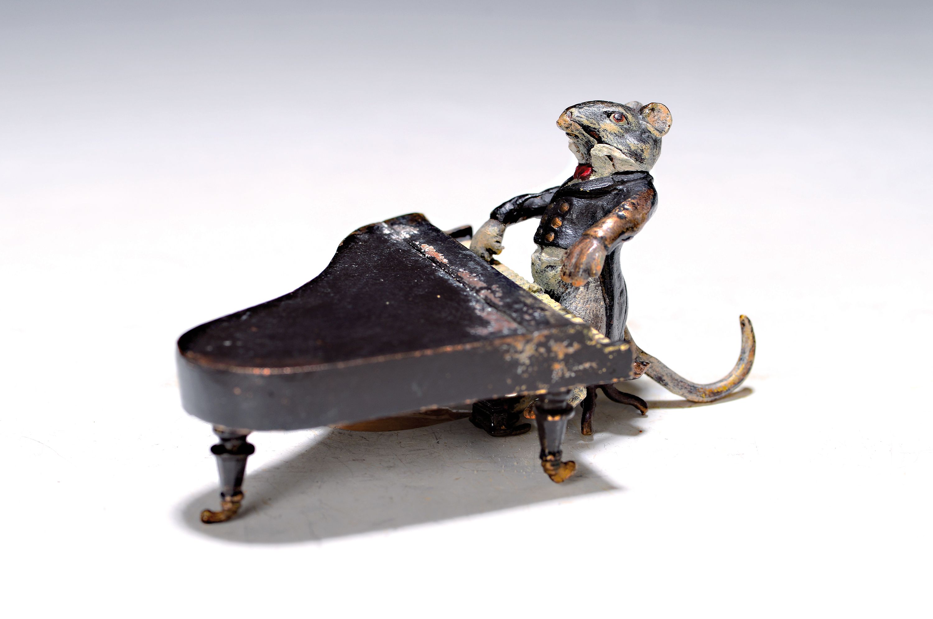 Wiener Bronze, Maus am Flügel, sign., bunt staffiert, ca. 4.5x1.5x6cm, l. Gebr.-sp.
