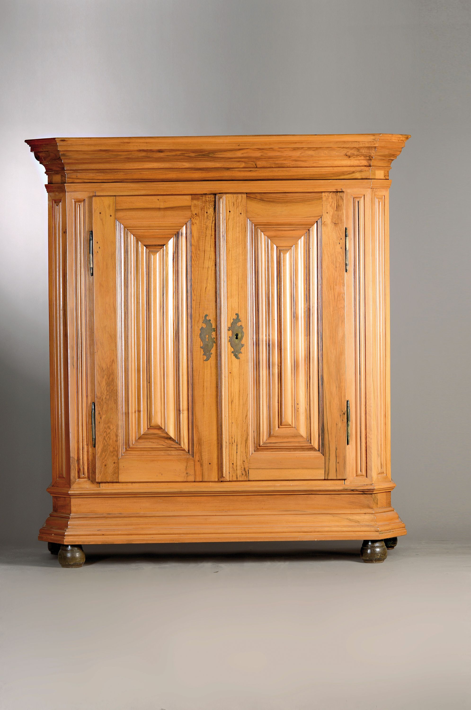 Frankfurter Wellenschrank, um 1750, Nußbaum massiv, Wellenprofil in den Türen, auf Rahmen gearbeitet, seitlich kassettiert, leicht ausladender ...