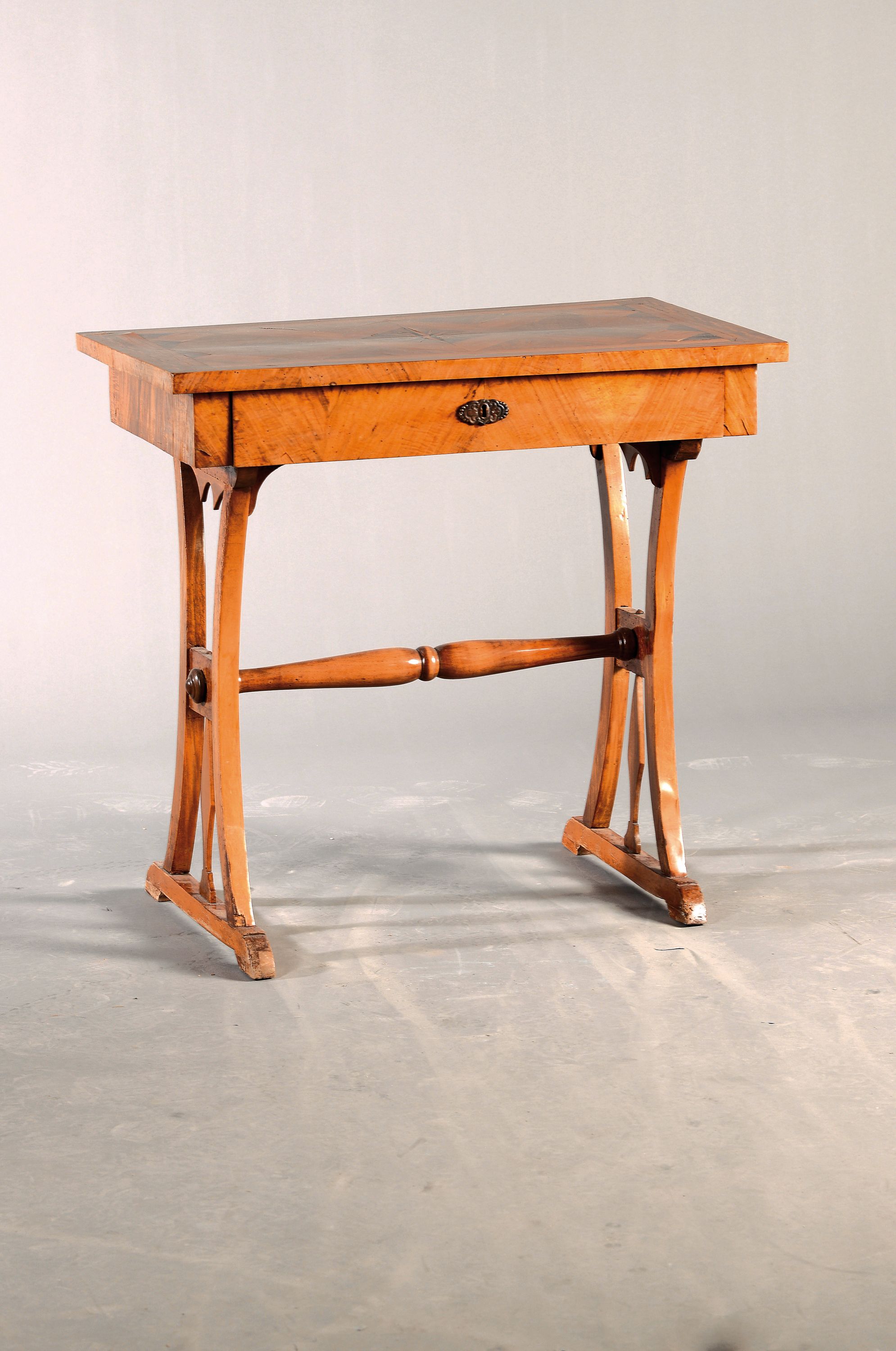 Nähtisch, süddeutsch, um 1840, Kirschbaumfurnier, Deckplatte aus diversen Edelhölzern intarsiert, eine Schublade mit Näheinteilung, gedrechselter ...