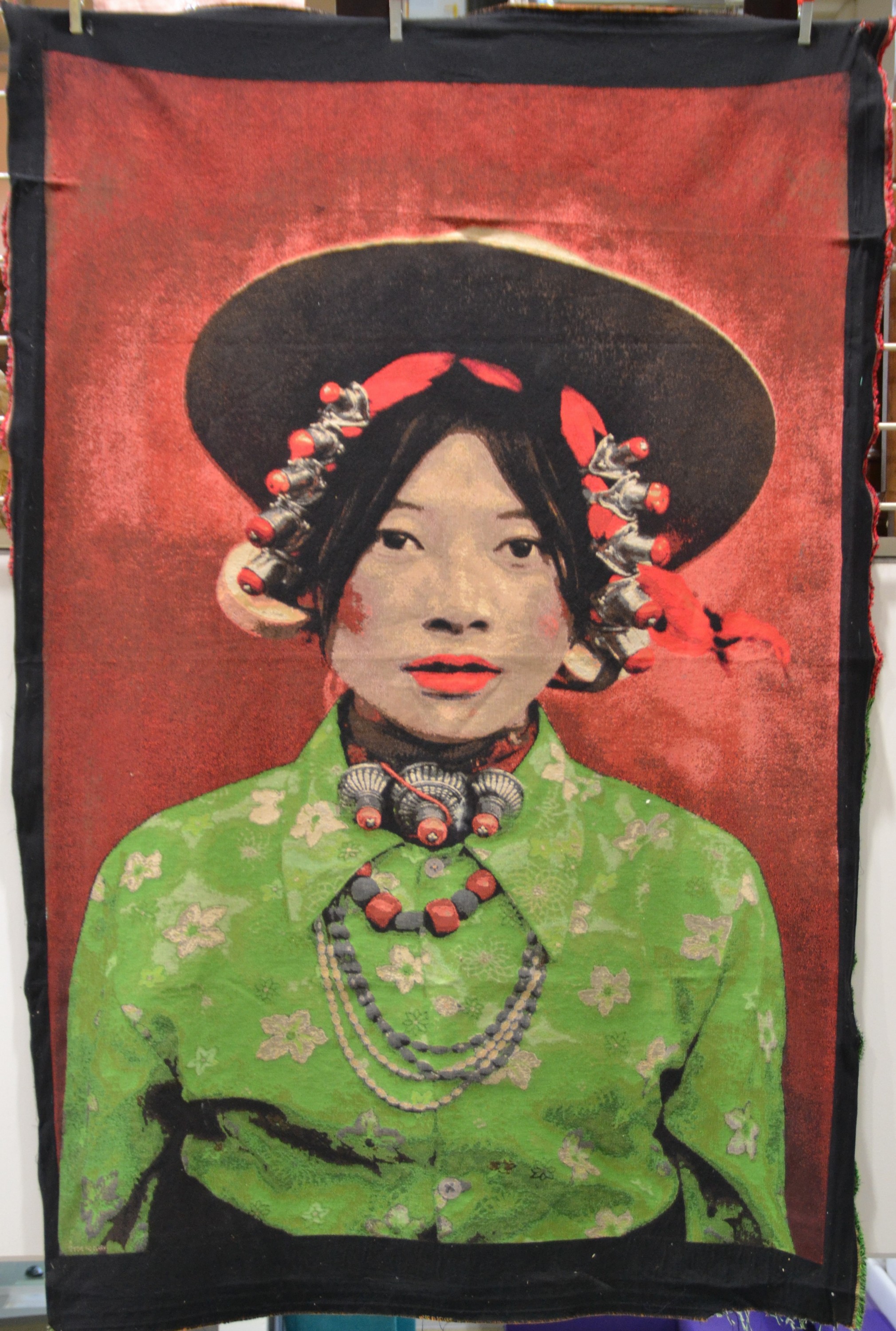 Detail a: Steve McCurry, geb. 1950 Philadelphia, PA, großformatiges Gobelinbild nach orig. Fotografie, "Woman at Horse Festival (Tagong, Tibet, ...