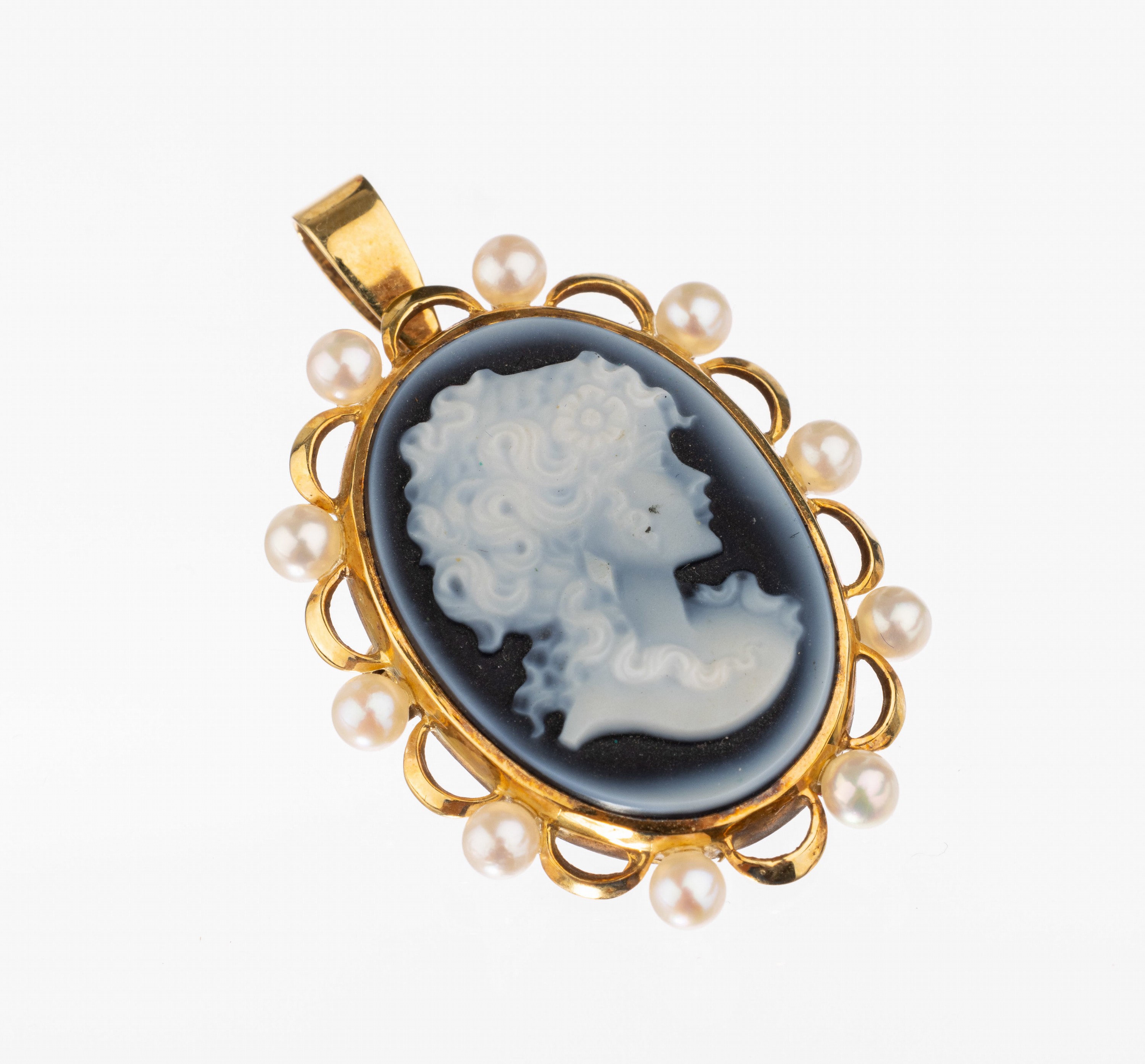 14 kt Gold Kamee-Perl-Anhänger, GG 585/000,ovale Lagensteinkamee, Darstellung einer jungen Dame im Profil, geschwungener Rahmen mit kl. ...