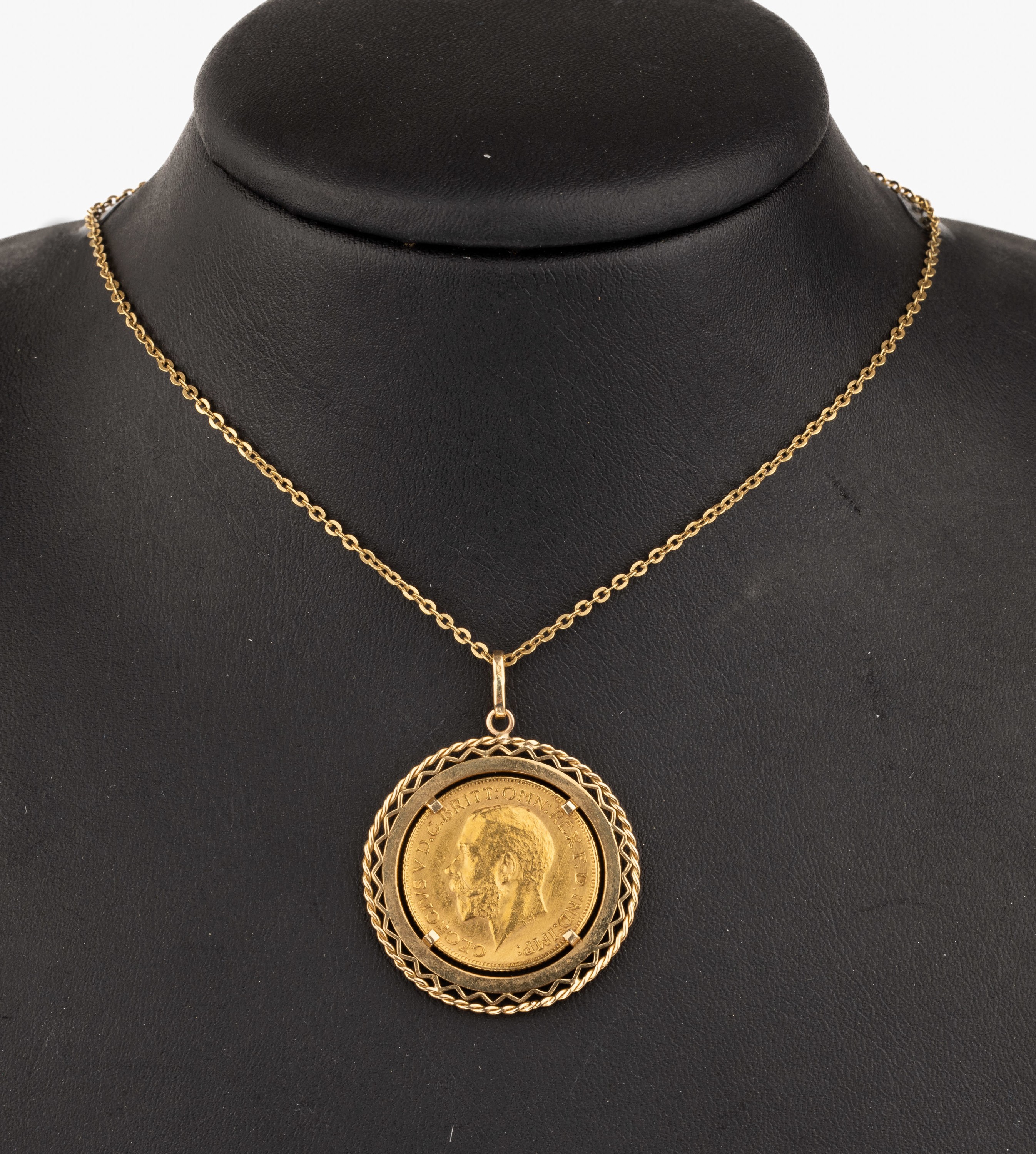 18 kt Gold Münz-Anhänger, GG 750/000, lose gefasste Goldmünze, Sovereign, England 1911, König Georg V., Rahmung geschwungen, an Kette, GG ...