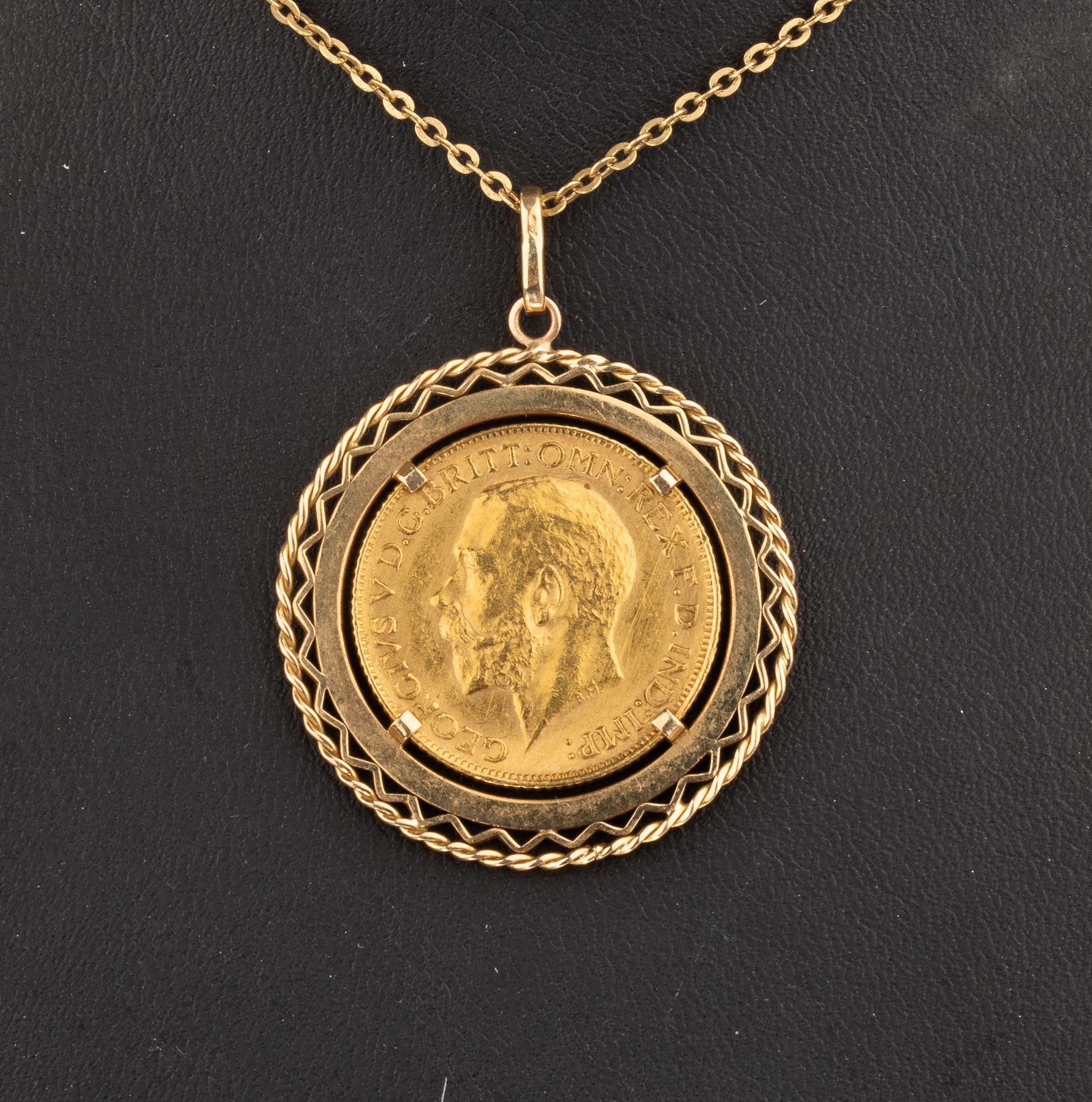 Detail a: 18 kt Gold Münz-Anhänger, GG 750/000, lose gefasste Goldmünze, Sovereign, England 1911, König Georg V., Rahmung geschwungen, an Kette, GG ...
