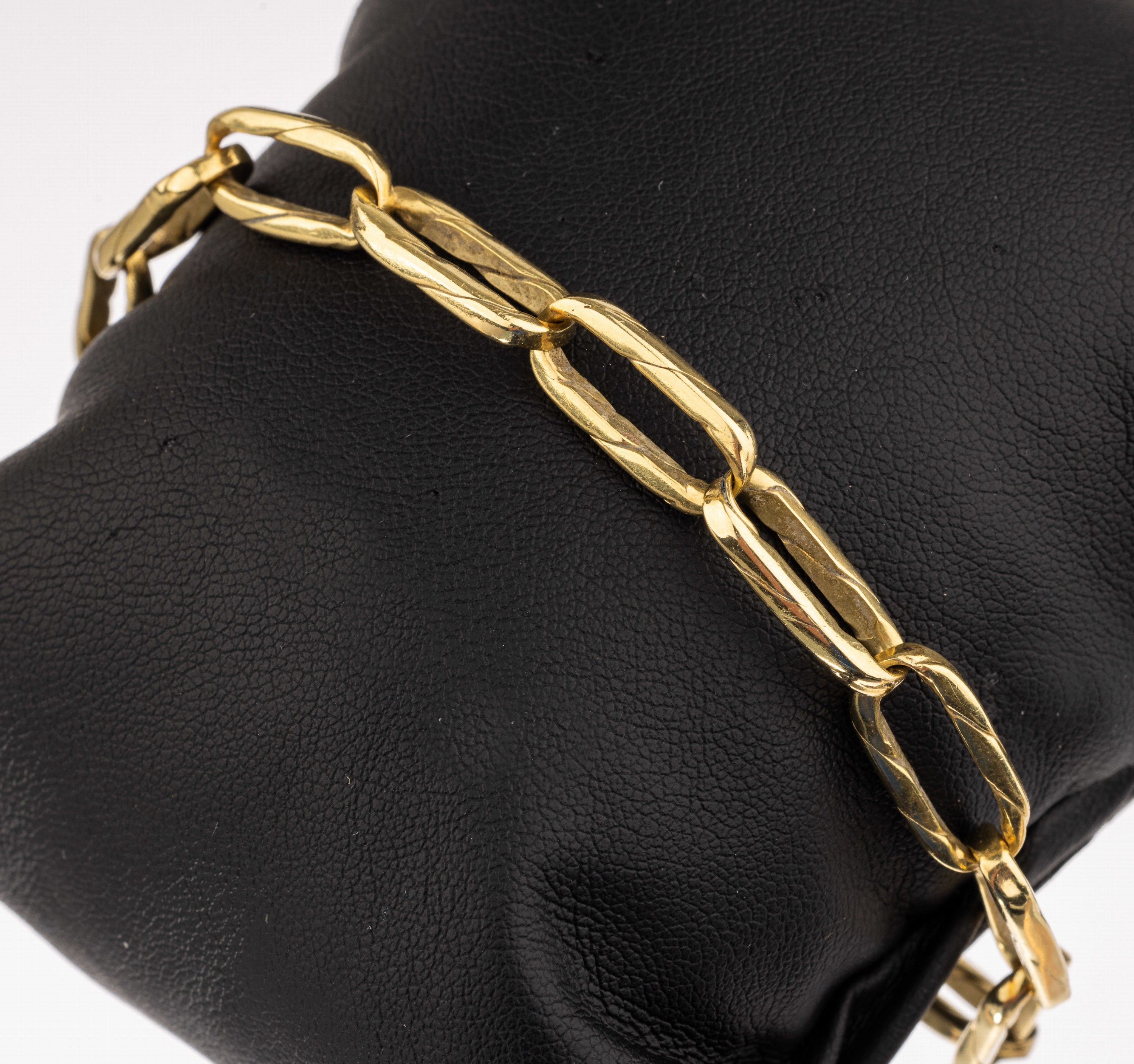 14 kt Gold Armband, GG 585/000, längliche Glieder, L. ca. 21 cm, Kastenschloss mit 2 Sicherheitsachten, ca. 23.7 g