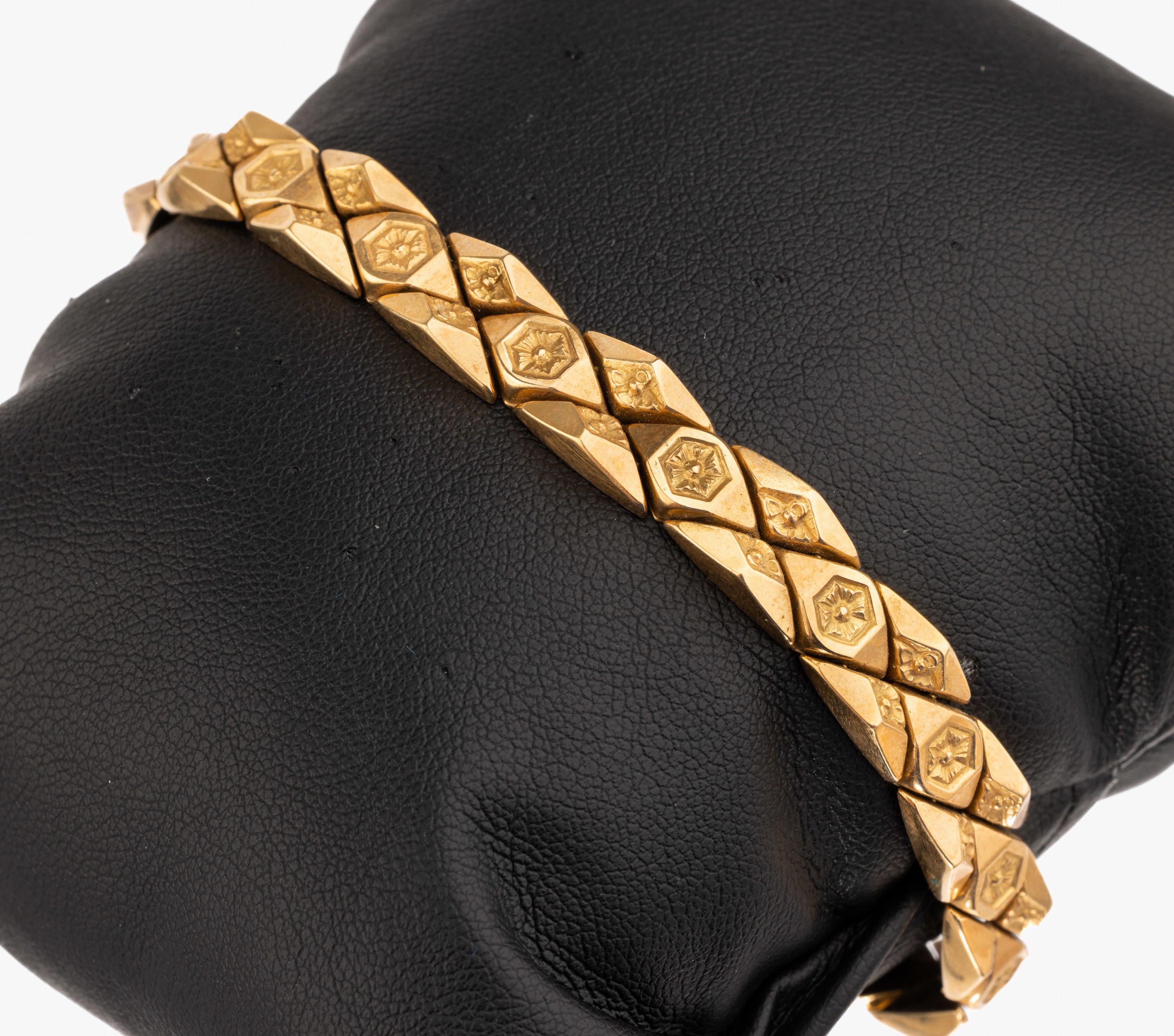 18 kt Gold Armband, GG 750/000, dreieckige und rautenförmige Glieder, mit Blüten, L. ca. 19.5 cm, Kastenschloss mit Sicherheitsacht, ca. 19.2 g