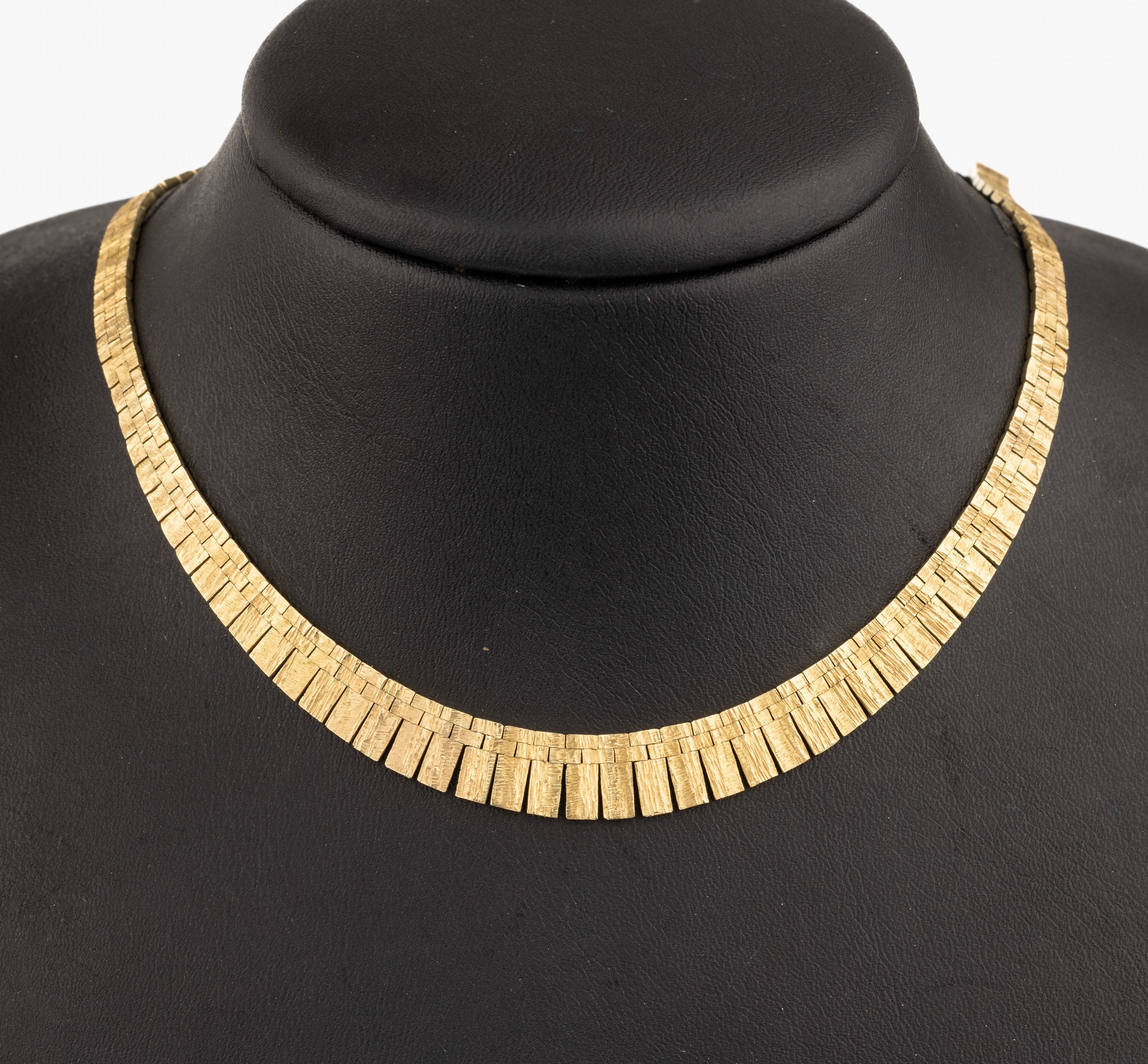 14 kt Gold Collier, GG 585/000, 1 Seite strukturiert, 1 Seite poliert, im Verlauf, L. ca. 43 cm, Kastenschloss mit Sicherheitsacht, ca. 31.1 g