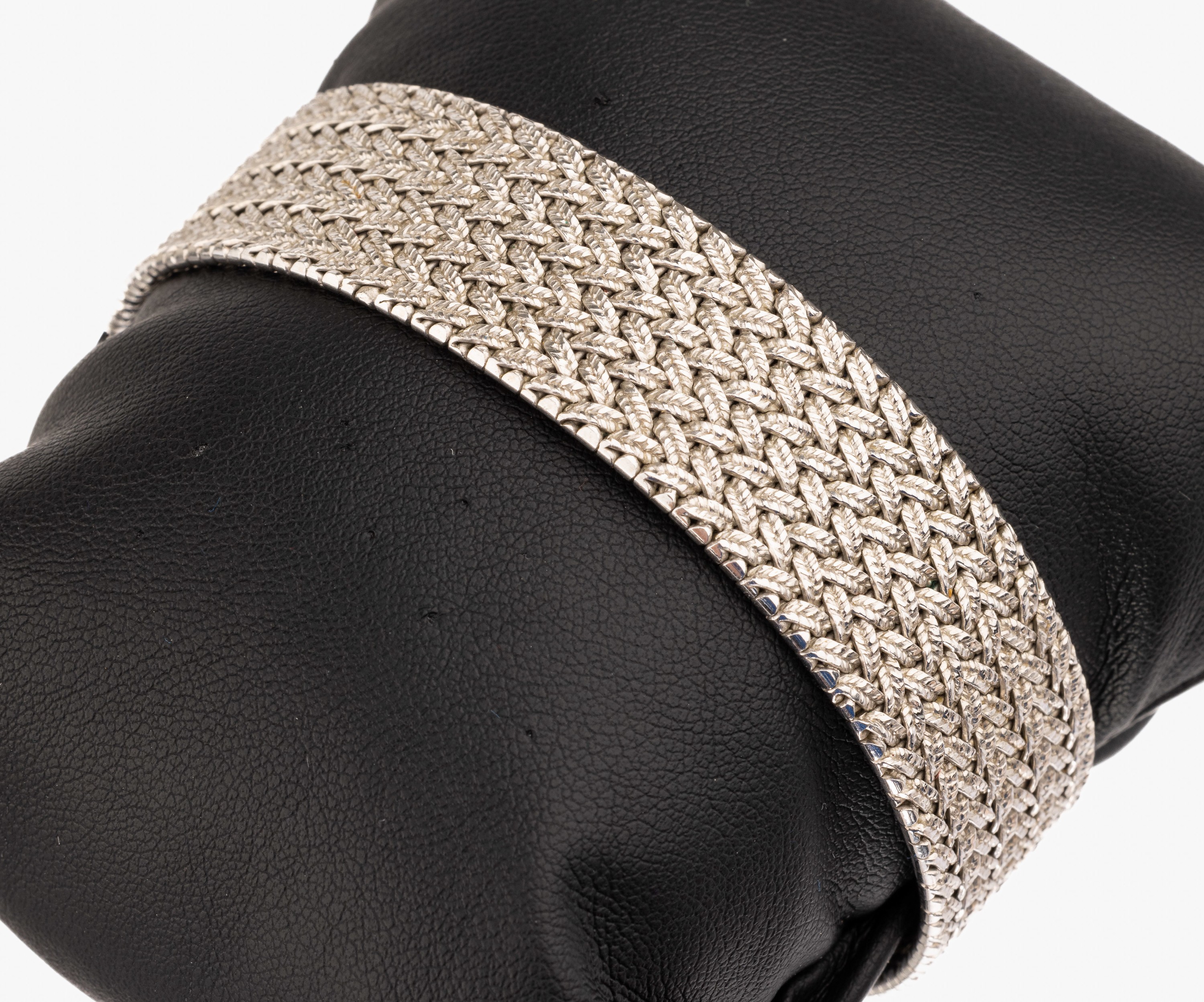 14 kt Gold Armband, WG 585/000, ineinander verschlungene Glieder, sat., B. ca. 1.8 cm, L.ca. 19 cm, Kastenschloss mit 2 Sicherheitsachten, ca. 56.9 g