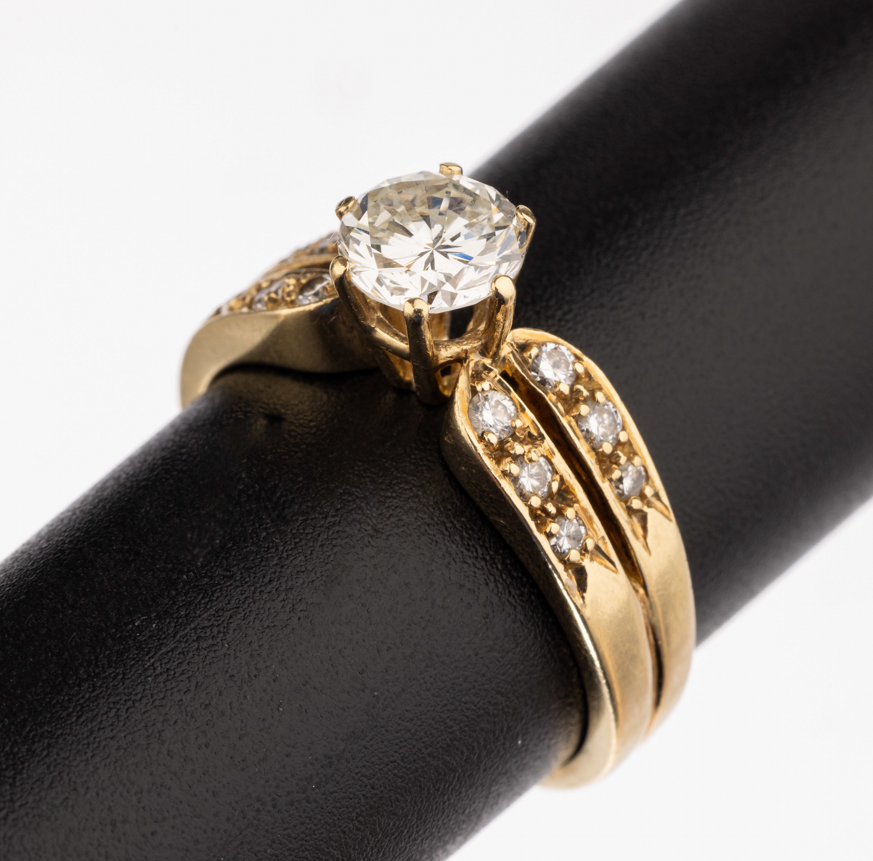 14 kt Gold Brillant-Ring, GG 585/000, mittig erhaben gefasster Brillant ca. 1.006 ct(grav.) Weiß/vs, Ringschultern mit 12 Brillanten zus. ca. 0.22 ...