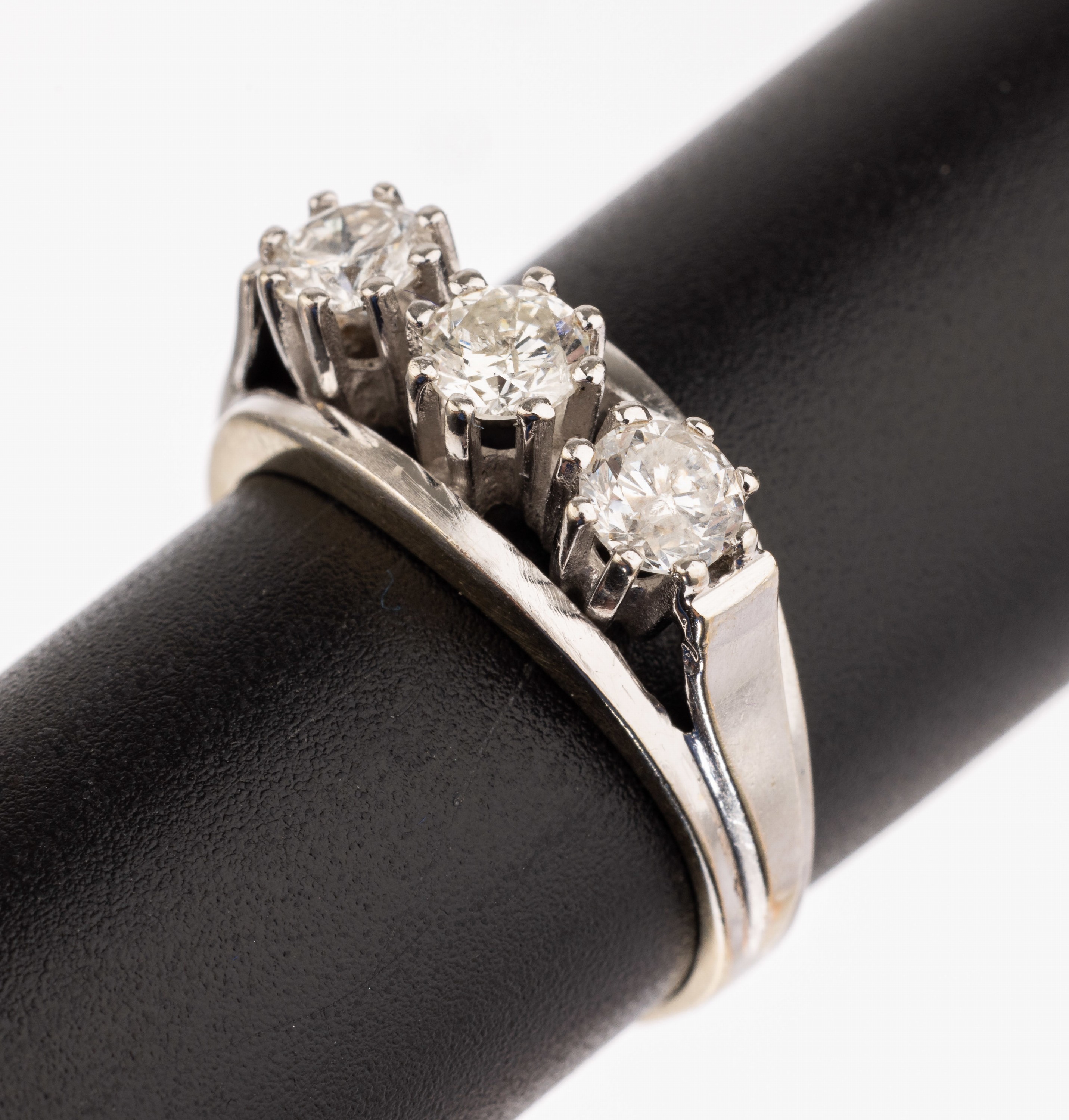 14 kt Gold Brillant-Ring, WG 585/000. 3 Brillanten zus. ca. 0.90 ct Weiß-l. get. Weiß/p 1, RW 58, ca. 4.9 g, neue Rhod. empfohlen