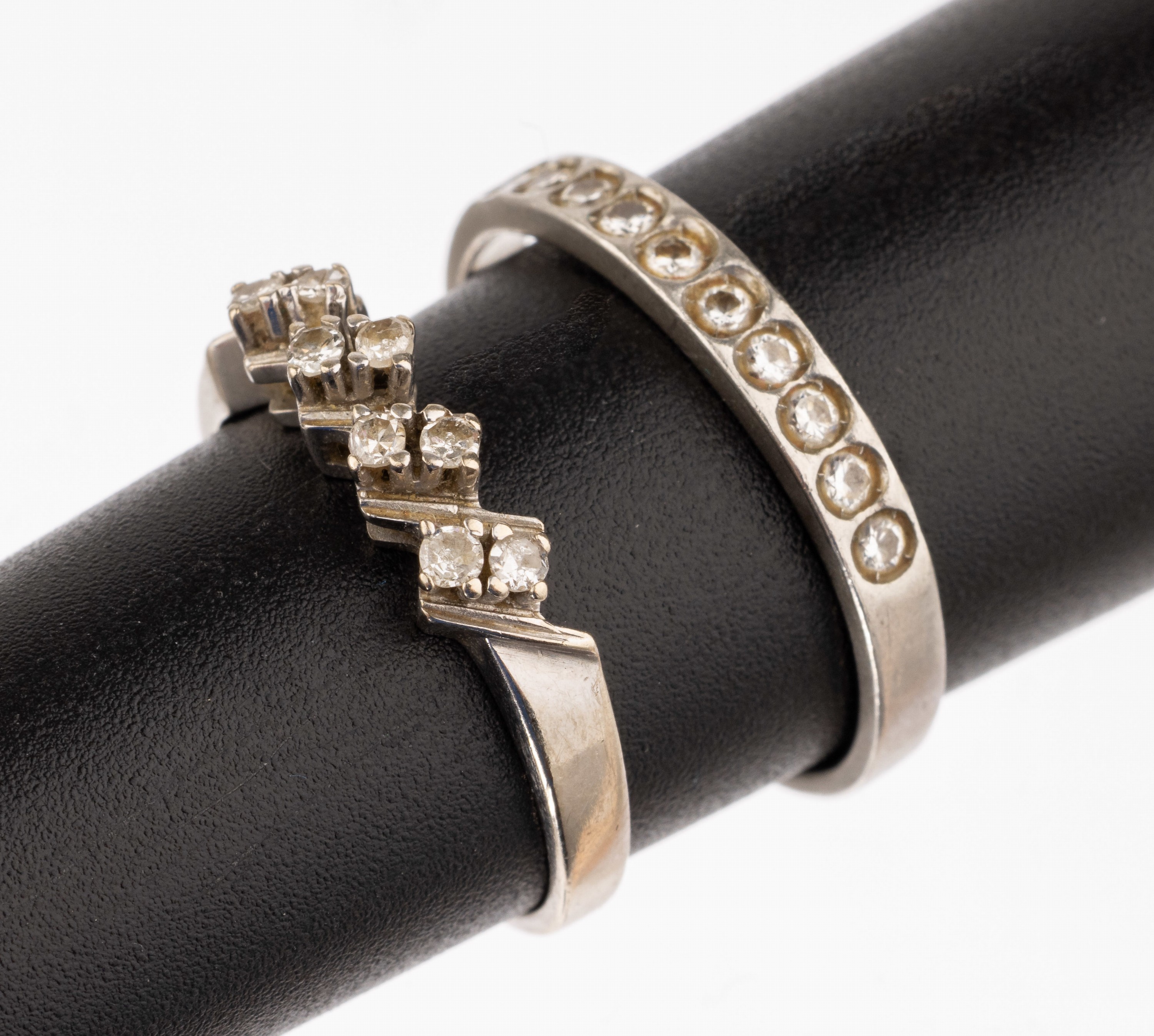 Konvolut 2 Brillant-Ringe, 1 x WG 585/000, mit 8 8/8-Diamanten zus. ca. 0.16 ct (grav.) Weiß/p 1, RW 53, ca. 2.5 g, 1 x Platin 950, 10 Brillanten ...