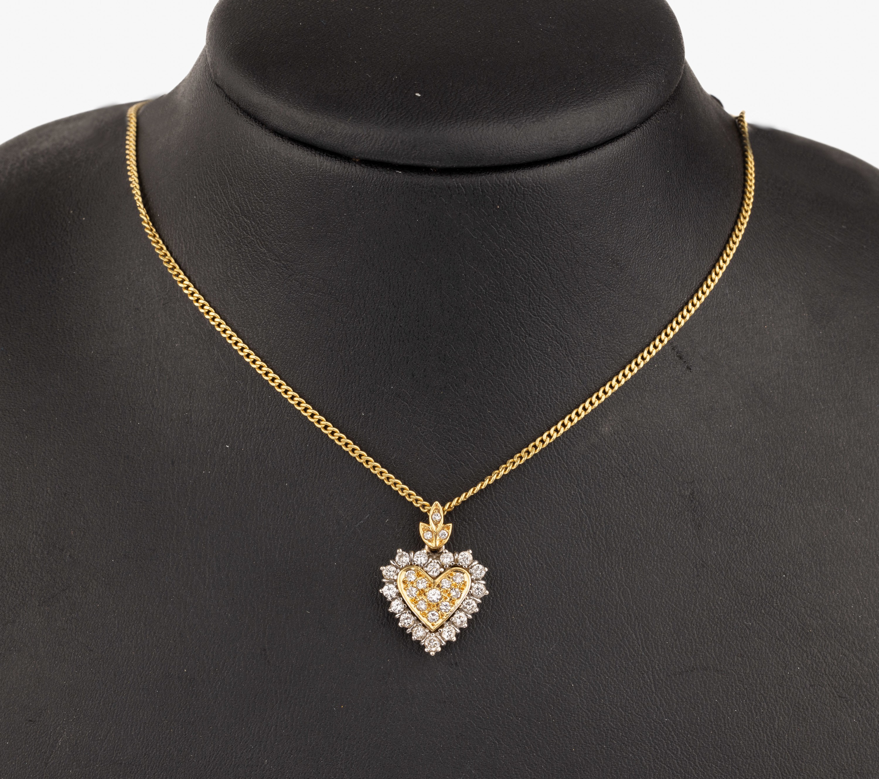 18 kt Gold Brillant-Herzanhänger, GG/WG 750/000, 29 Brillanten zus. ca. 0.62 ct Weiß/ si-p 1, an Kette, GG 750/000, L. ca. 42 cm, ...