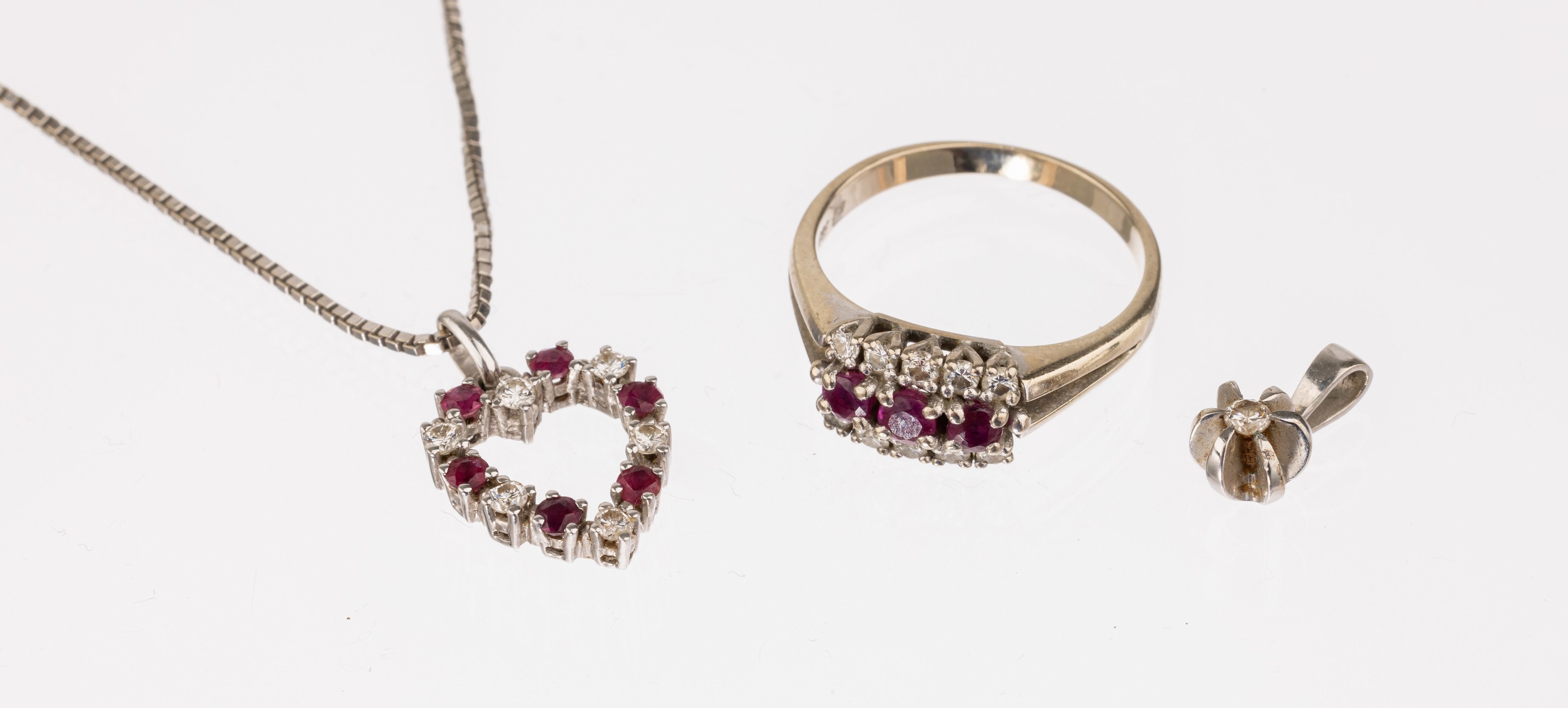 14 kt Gold Brillant-Rubin-Schmuckset, WG 585/000, best. aus: 1 Ring, RW 58, 10 Brillanten zus. ca. 0.30 ct Weiß/si, 3 rundfacett. Rubine zus. ca. ...