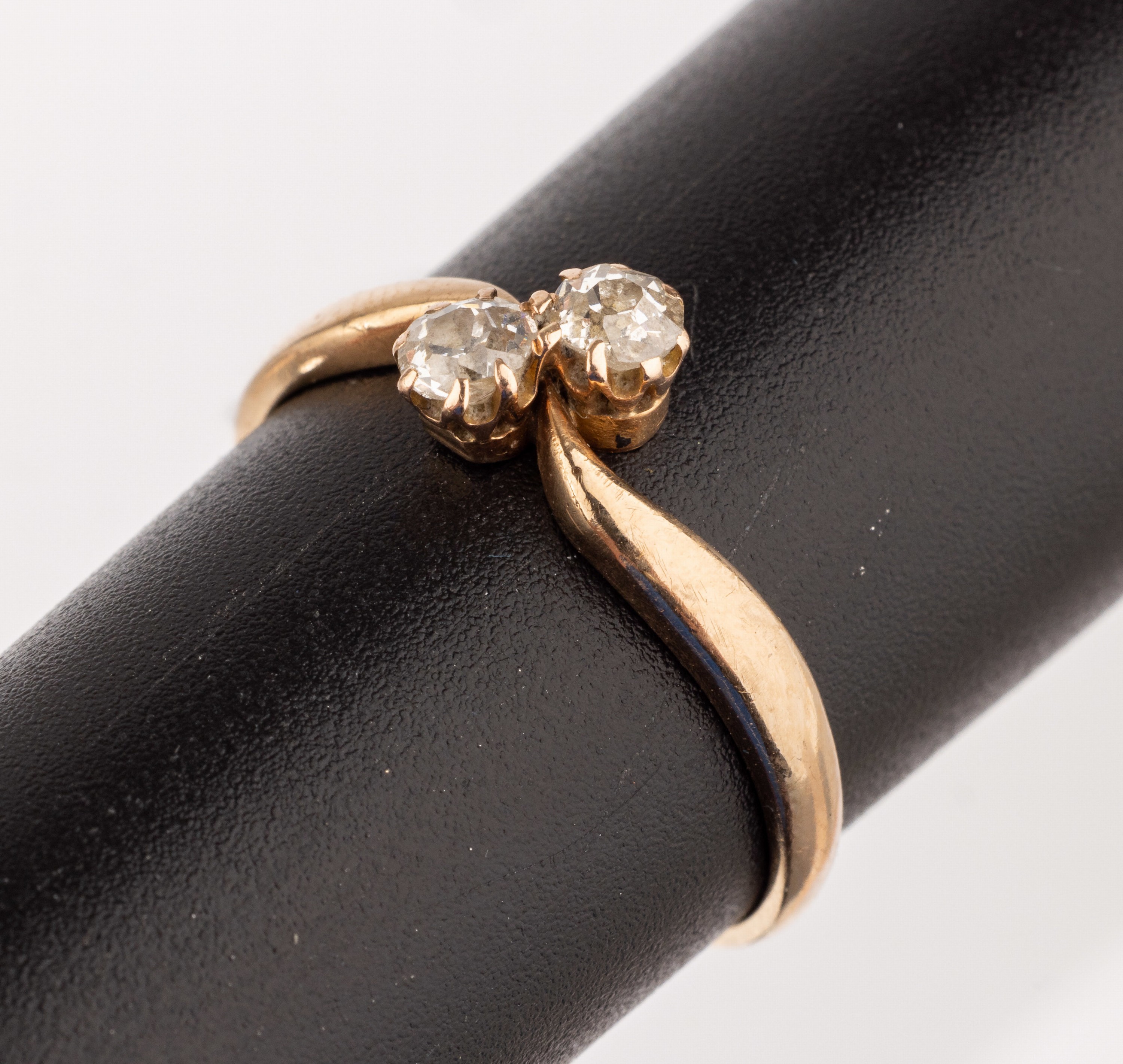 14 kt Gold Jugendstil Diamantring, deutsch um 1900, RG 585/000, 2 gegenüberliegende Altschliffdiamanten zus. ca. 0.28 ct Weiß/p 1,RW 57, ca. 2 g