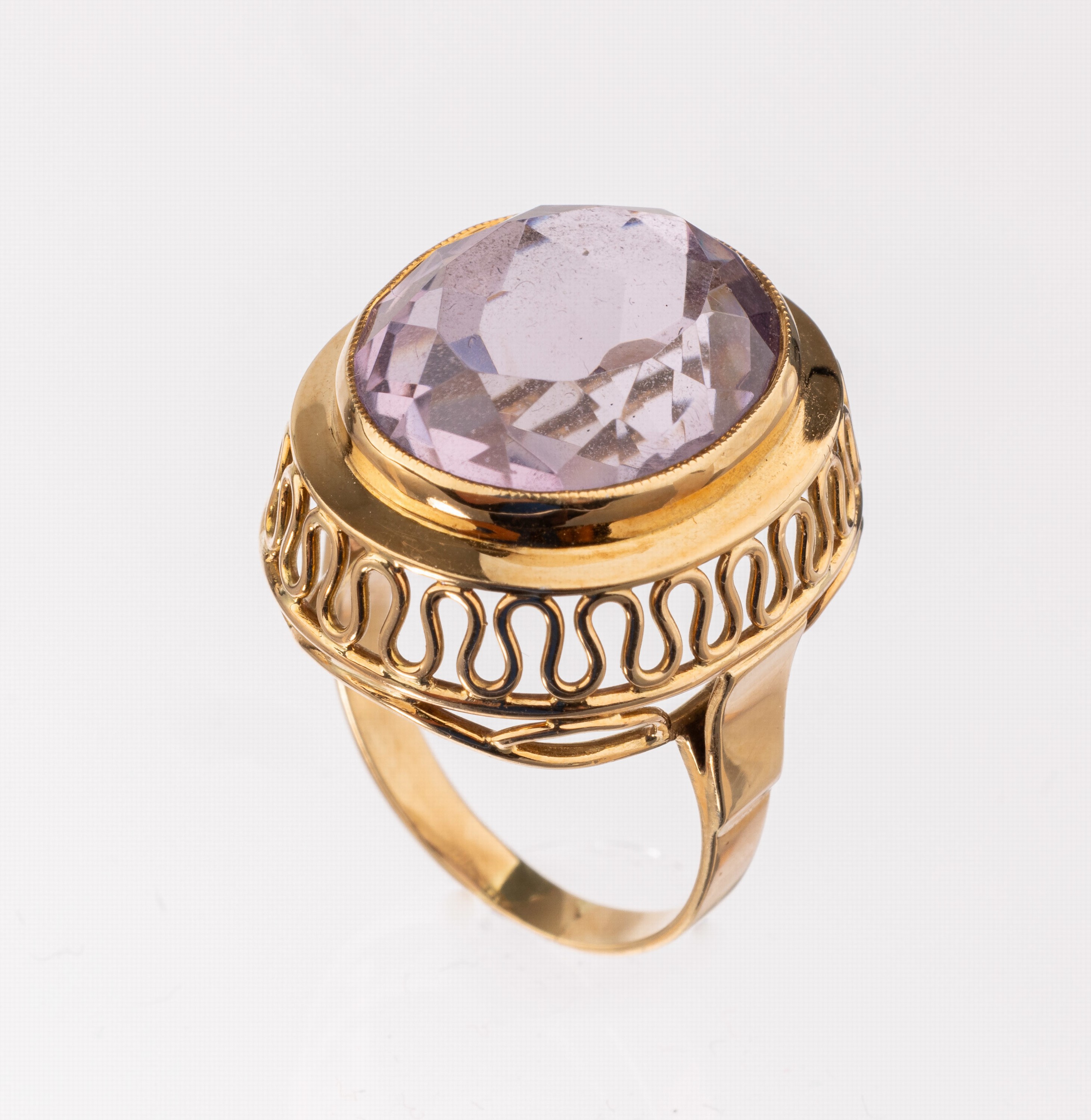 14 kt Gold Amethyst-Ring, GG 585/000, 1950er Jahre, ovalfacett. Amethyst, Unterkaderung aus geschwungenen Golddrähten, RW 55, ca. 9.9 g