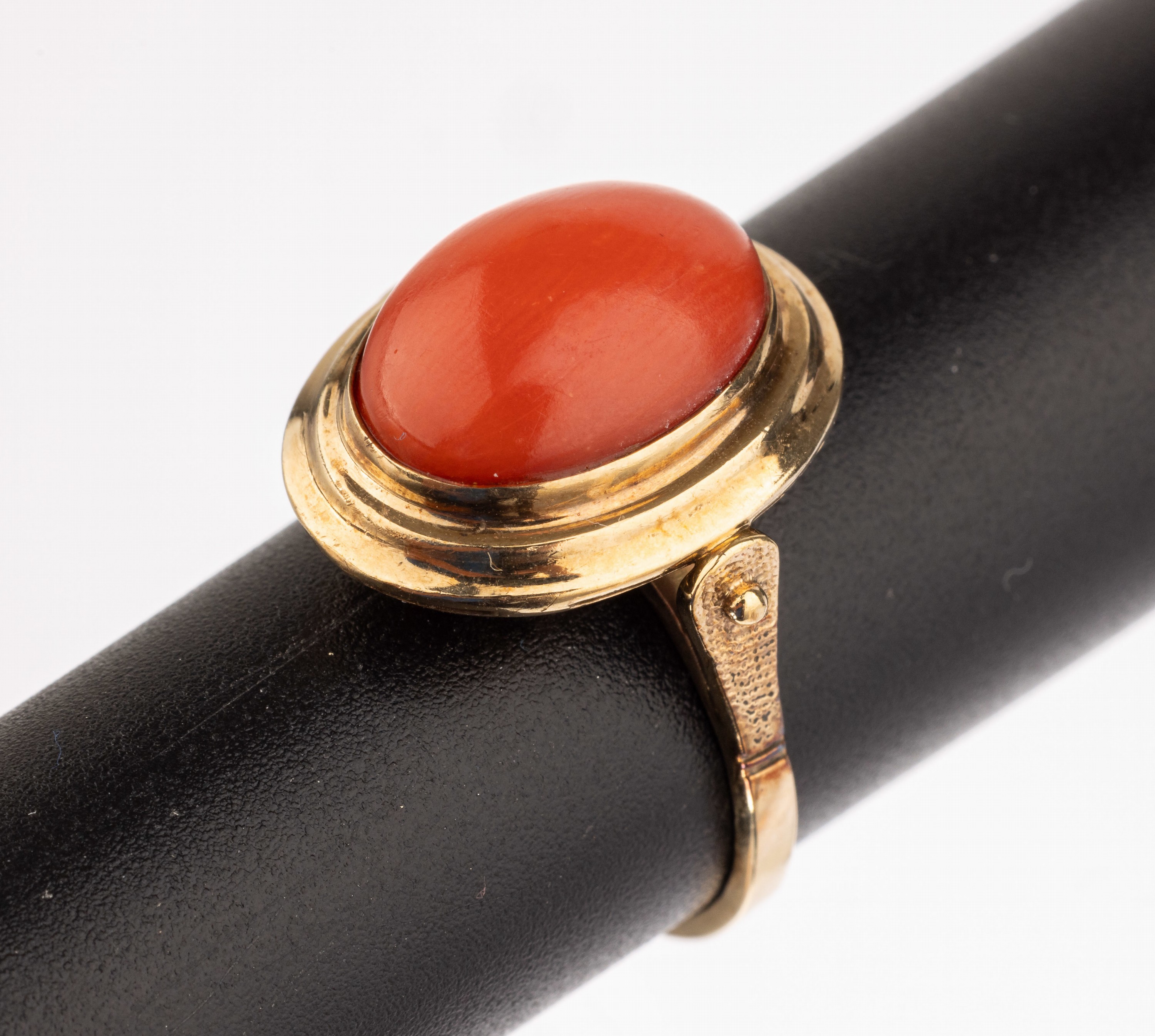 9 kt Gold Korallen-Ring, um 1900, GG 333/000, ovaler Korallen-Cabochon, RW 55, ca. 5.0 g, Versand nur innerhalb der EU