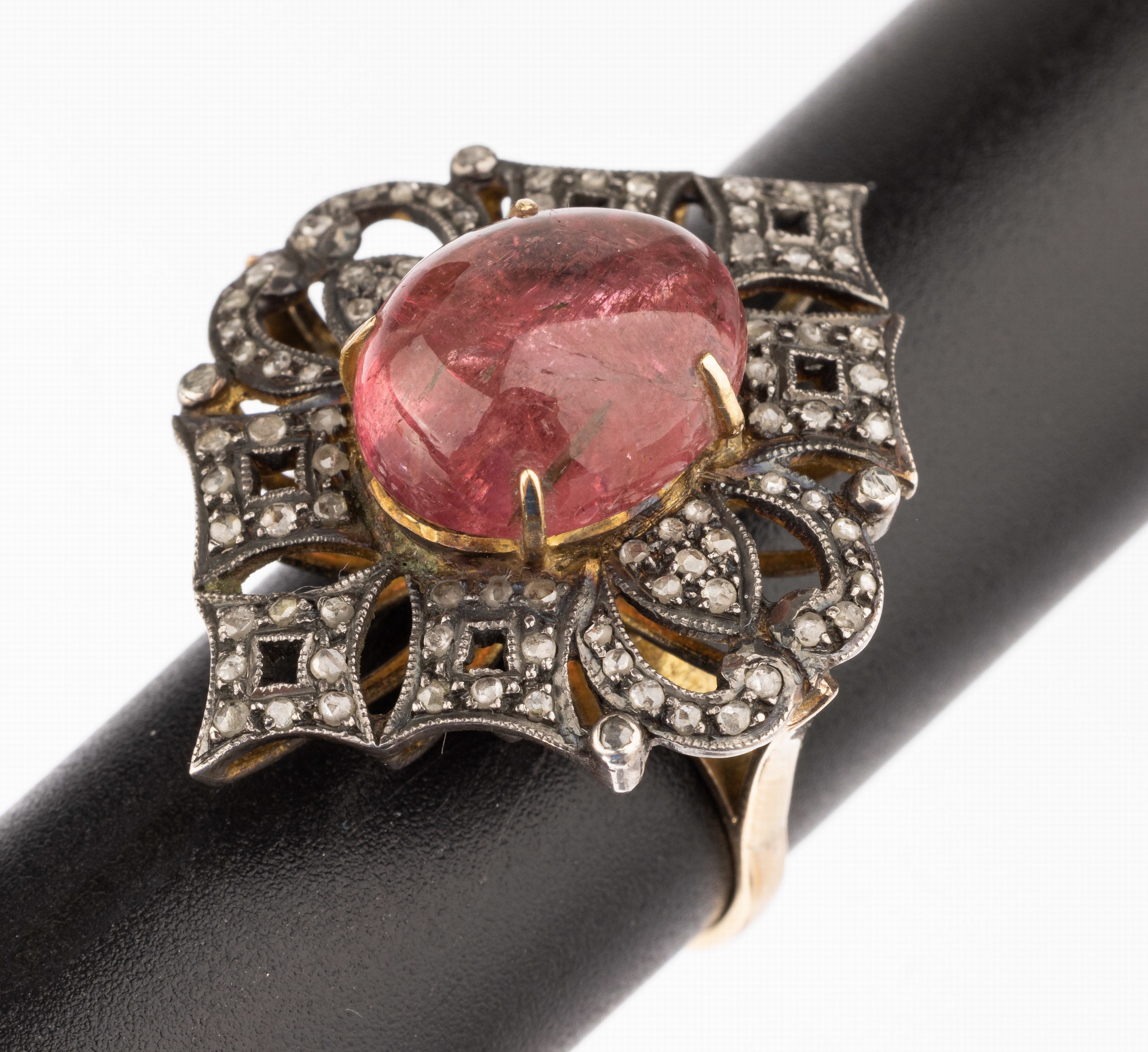 14 kt Gold und Silber Turmalin-Diamant-Ring, GG 585/000 gepr., nach älterem Vorbild, Ringkopf Silber part. verg., durchbrochen gearbeitet, ovaler ...