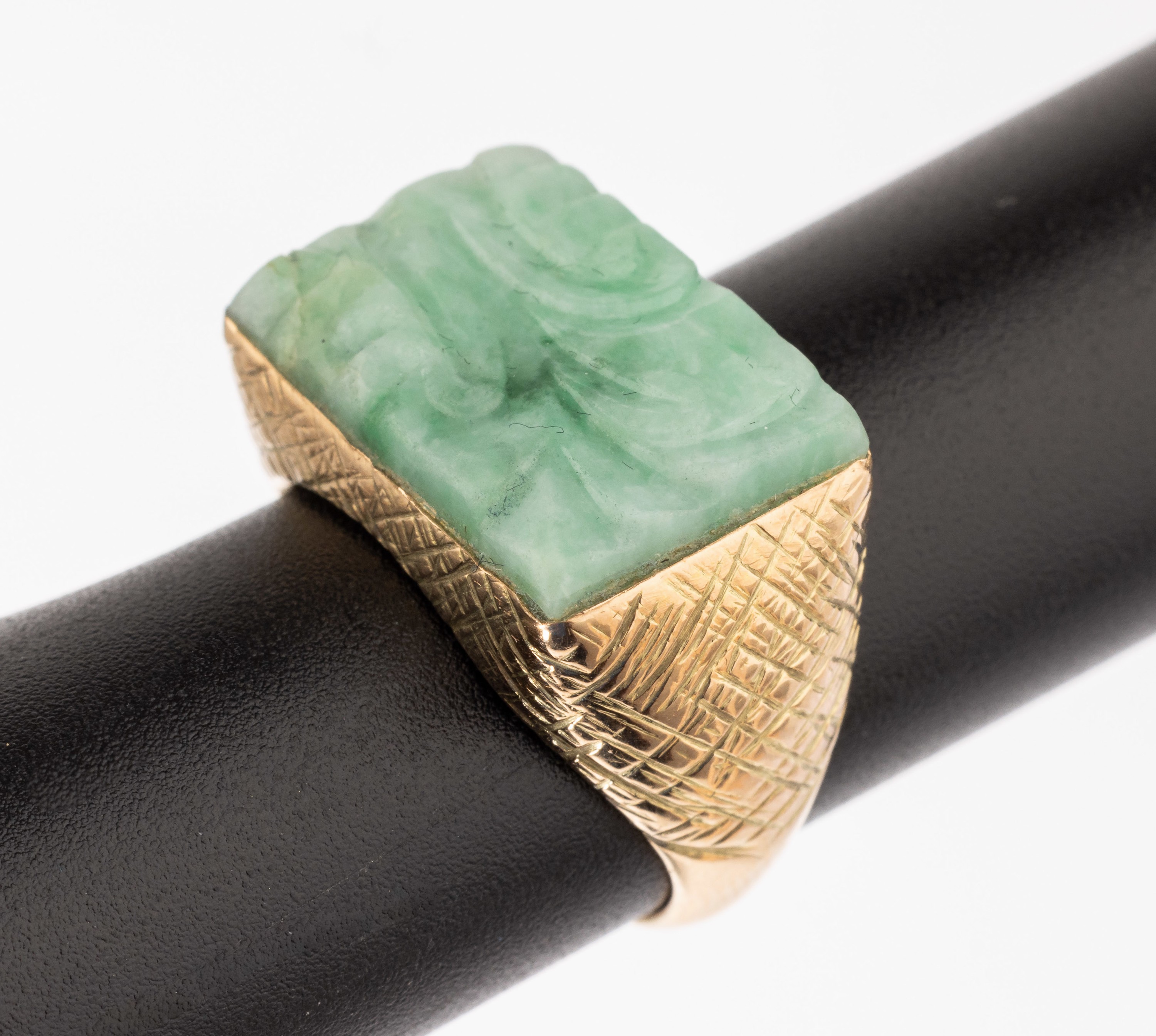 14 kt Gold Jade-Ring, GG 585/000, part. strukturiert, Ringkopf mit geschnittener Jade,RW 55, ca. 7.1 g