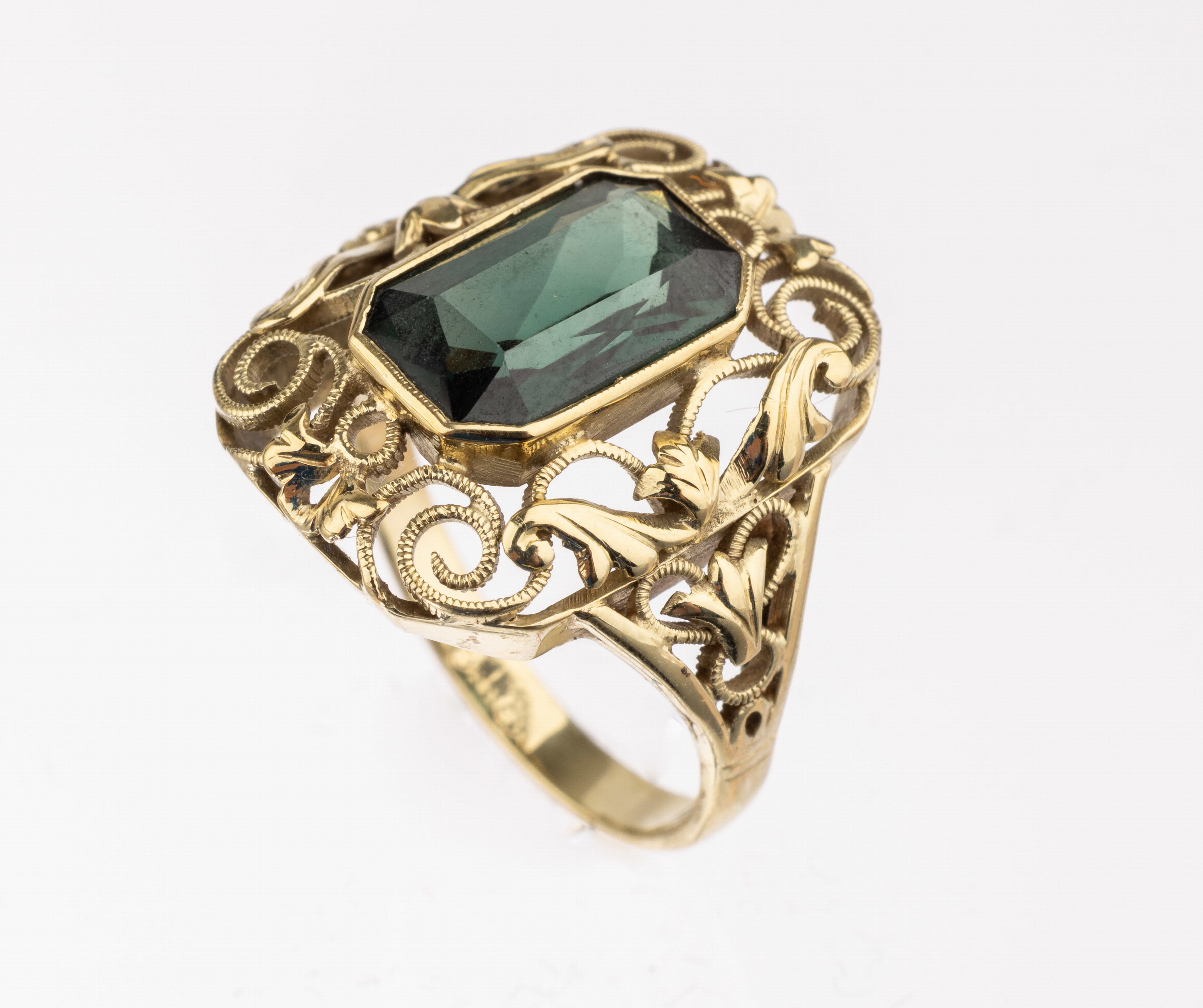 14 kt Gold Farbstein-Ring, GG 585/000, nachälterem Vorbild, durchbrochen gearbeitet, mittig facett. grüner synth. Spinell, RW 55, ca. 6.1 g