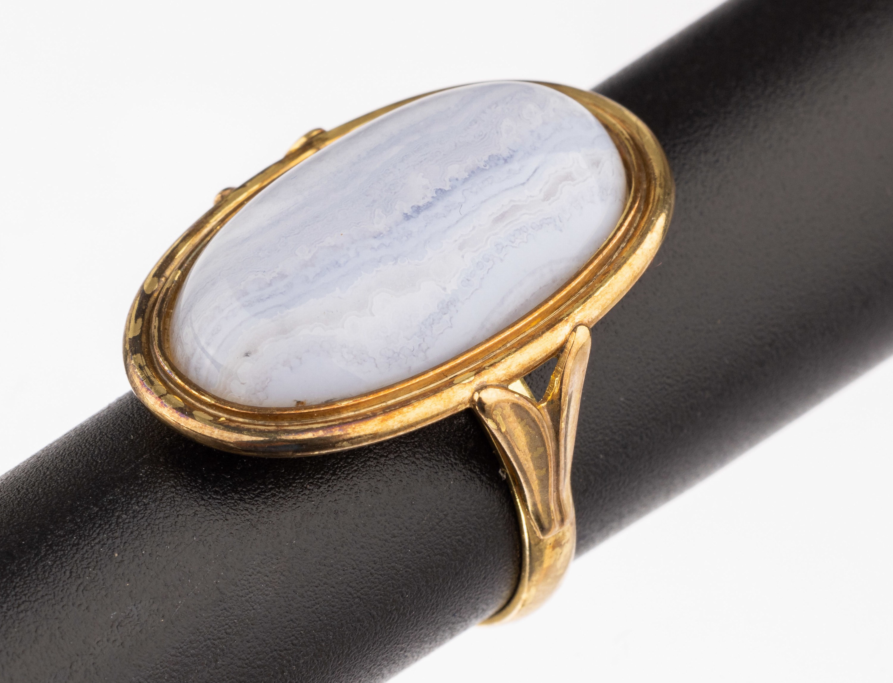 8 kt Gold Chalzedon-Ring, GG 333/000, ovaler Ringkopf mit ovalem Chalzedon, RW 56, ca. 7.8 g