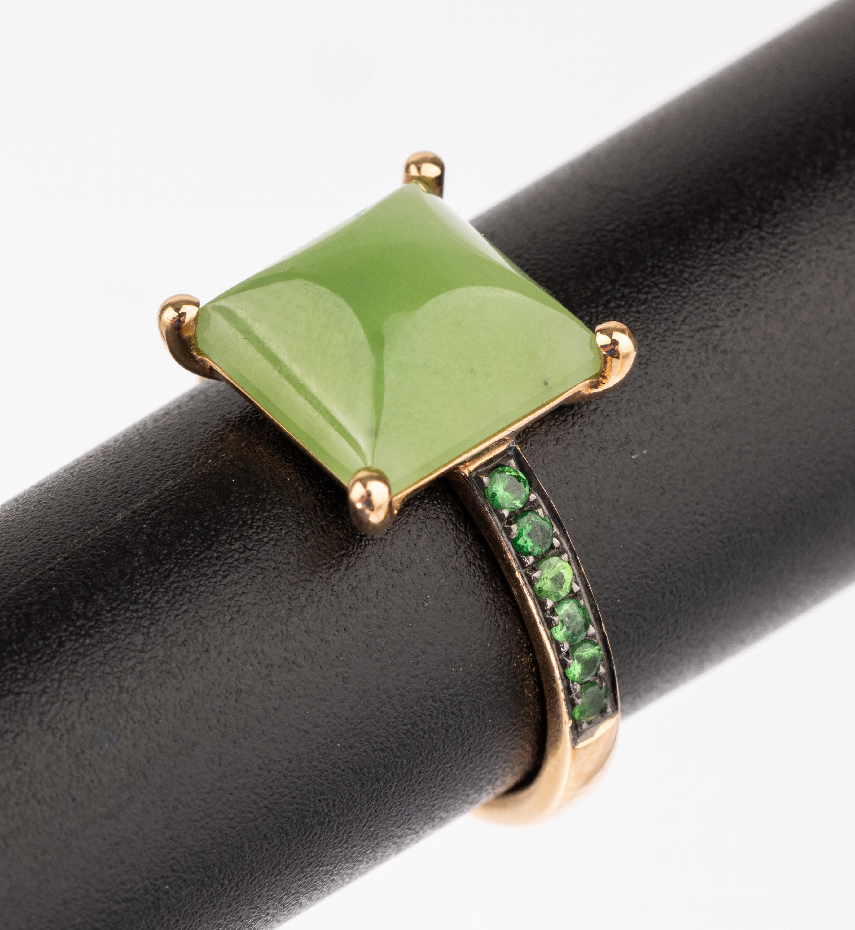 18 kt Gold Jade-Tsavorith-Ring, GG 750/000,mittig mit Jadecabochon, Ringschultern mit kl.rundfacett. Tsavorithen, RW 55, ca. 5.1 g, Meistermarke ...