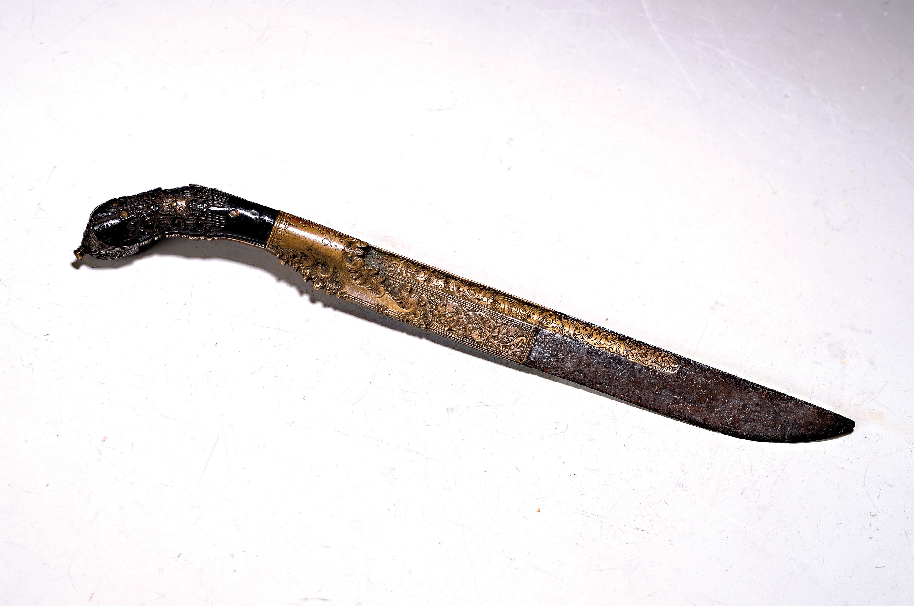 Kleiner Dolch/"piha Kaetta", Ceylon um 1740, Holzgriff mit Messingmontur und Klinge, reich beschnitzter Griff, Muster sich in der Montur ...