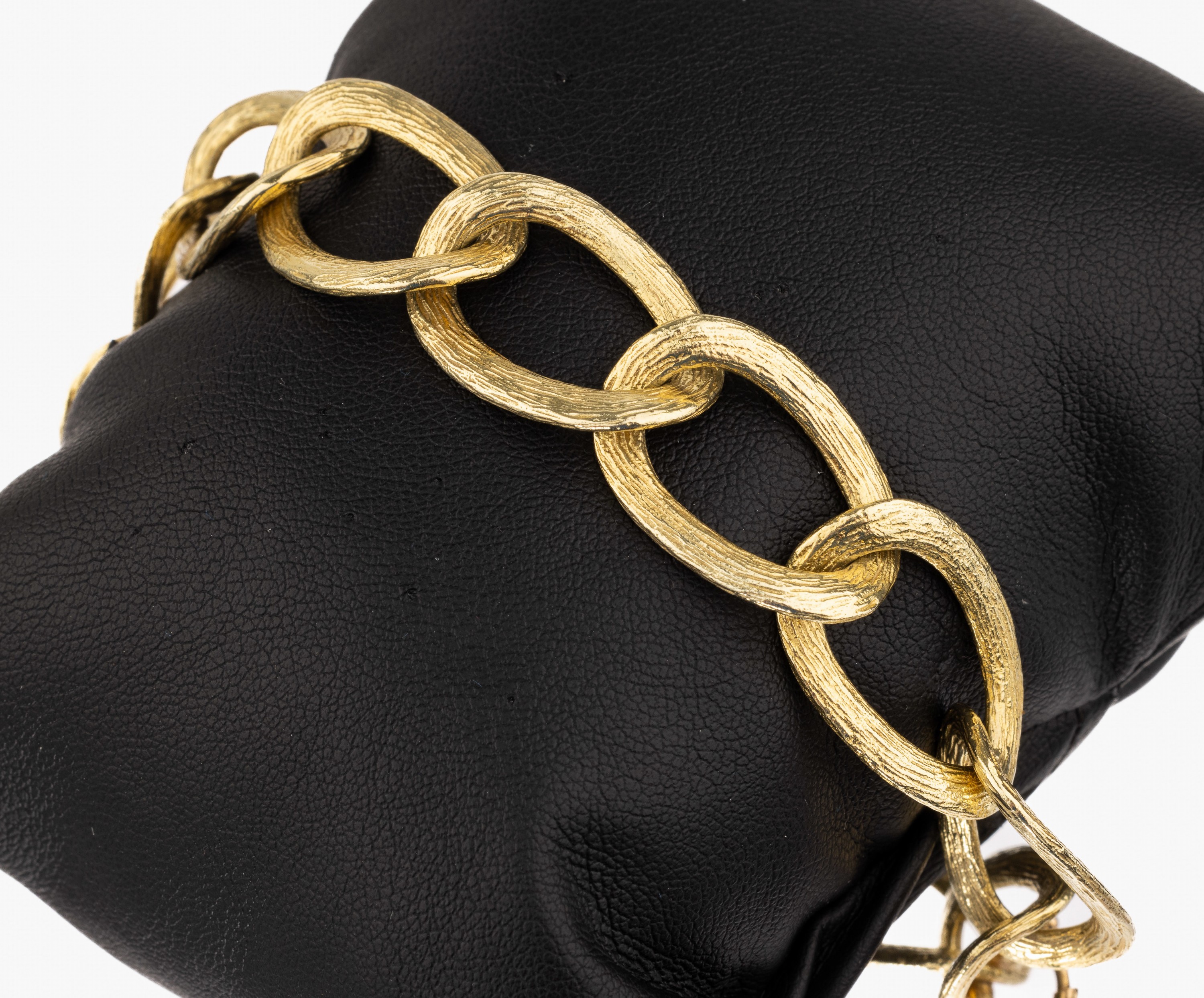 14 kt Gold Armband, GG 585/000 gepr., Oberfläche strukturiert, ovale Glieder, L. ca.19 cm, Federringschließe unedel sek., ca. 37.2g
