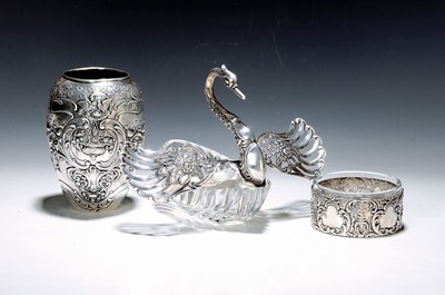 Image 26771432 - Three pieces of silverware, German, 20th century, crystal bowl with silver fittings in the shape of a swan, adjustable wings, polished body, approx. 16 x 17 cm, flower vase, 835 silver with flower basket motifs anda pair of doves, approx. 290 g silver, H. approx . 14 cm, ashtray with glass insert, surrounding silver band 835 silver, diameter approx. 9 cm
