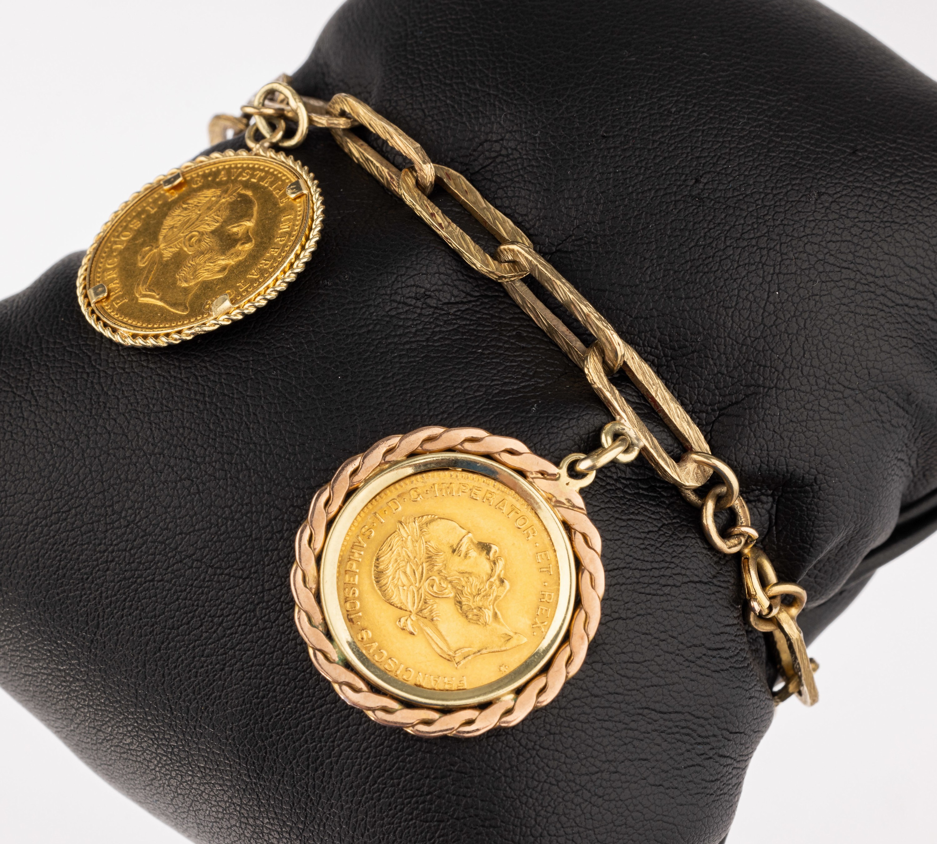 8 kt Gold Armband mit Münzanhängern, GG 333/000, länglich ovale Glieder, 2 abgehängte Goldmünzen in 14 kt Gold Fassungen, 1 x 1 Dukat, 1915, ...