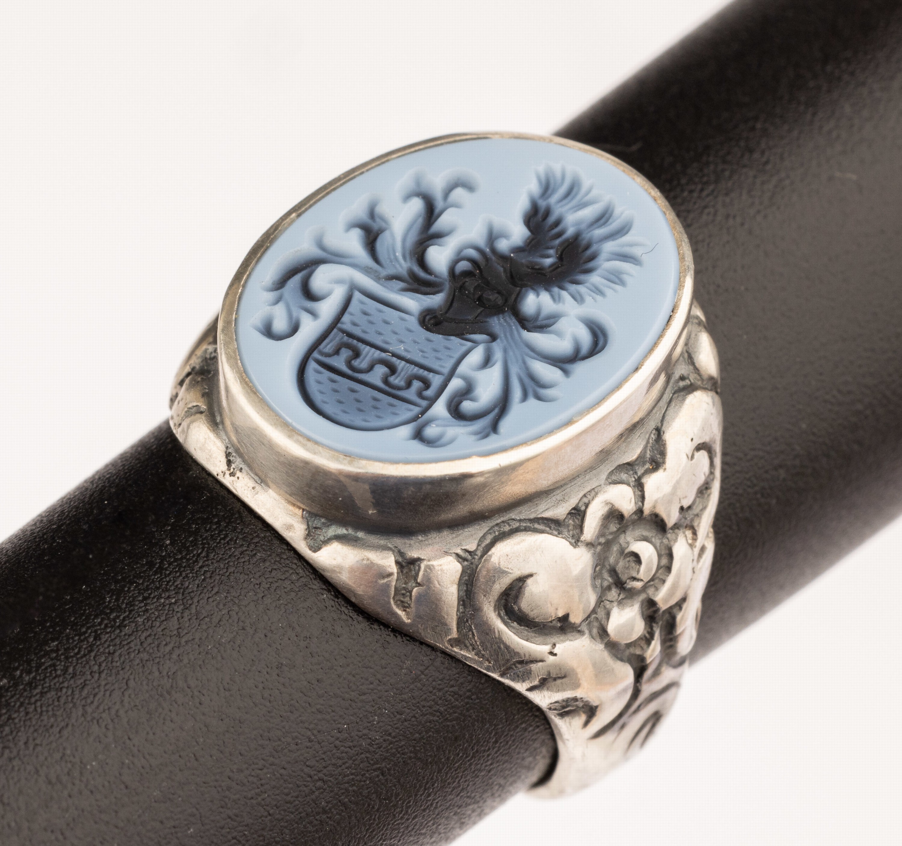Siegelring, Lagenstein Idar-Oberstein um 1900, Silber, ovale Platte mit Darstellung eines Familienwappens, Ringschultern floral, RW 55, Siegelabdruck ...