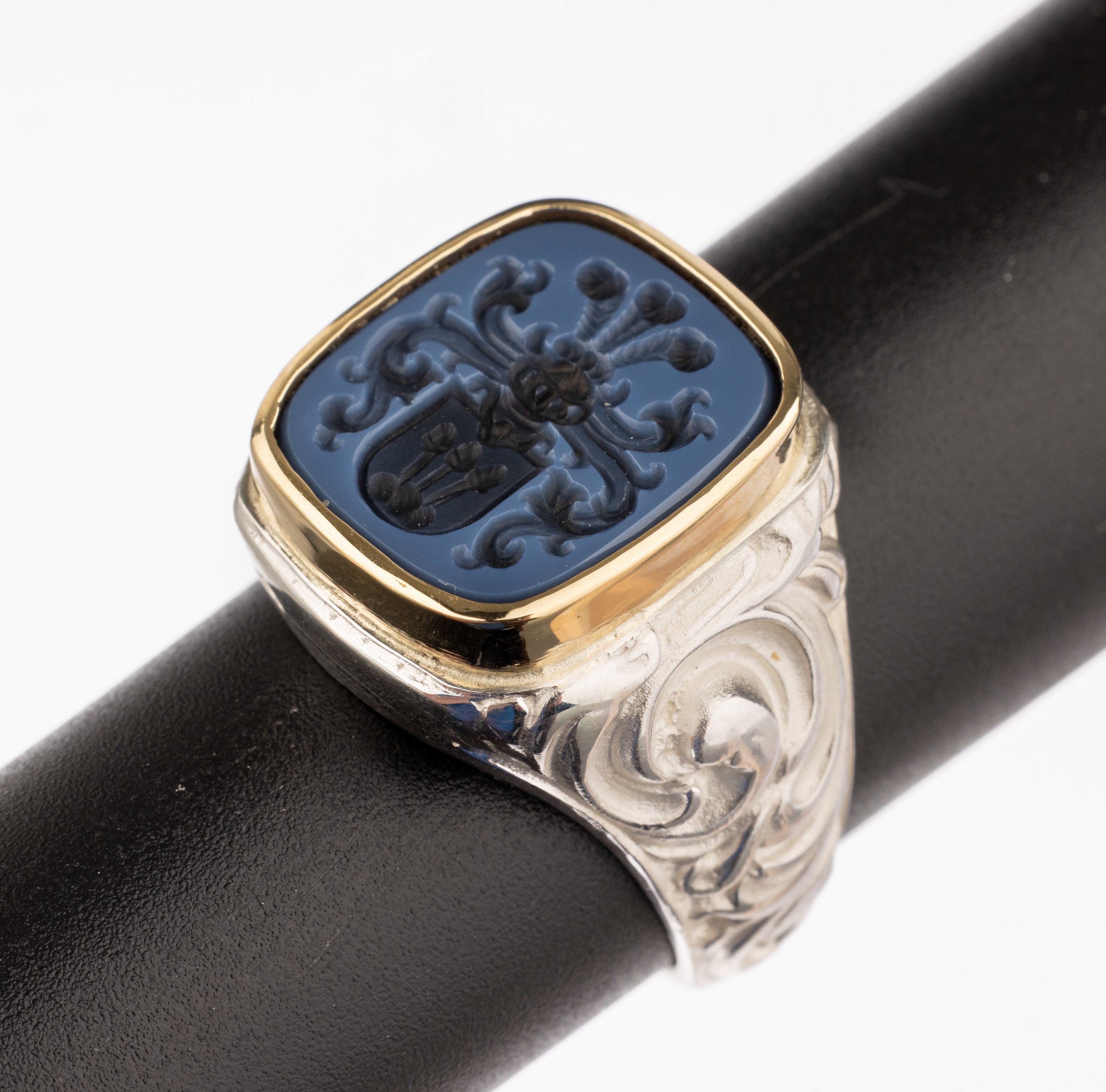Siegelring, Lagenstein Idar-Oberstein um 1900, Silber, Lagenstein in 18 kt GG Fassung, Darstellung eines Familienwappen, Ringschultern mit Rocaillen, ...
