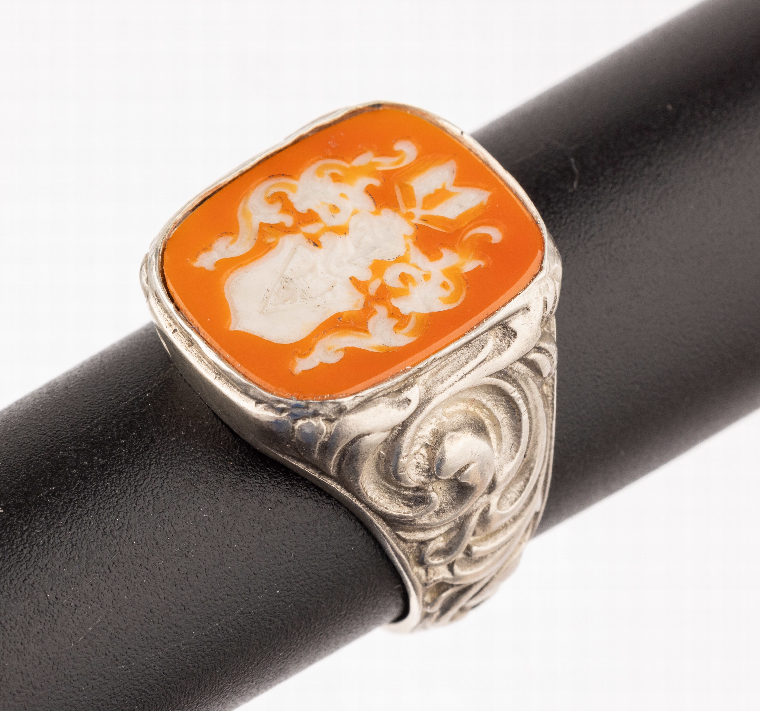 Siegelring, Lagenstein Idar-Oberstein um 1900, Silber, weiß roter Lagenstein, Darstellung eines Familienwappens, Ringschultern floral, RW 61, ...