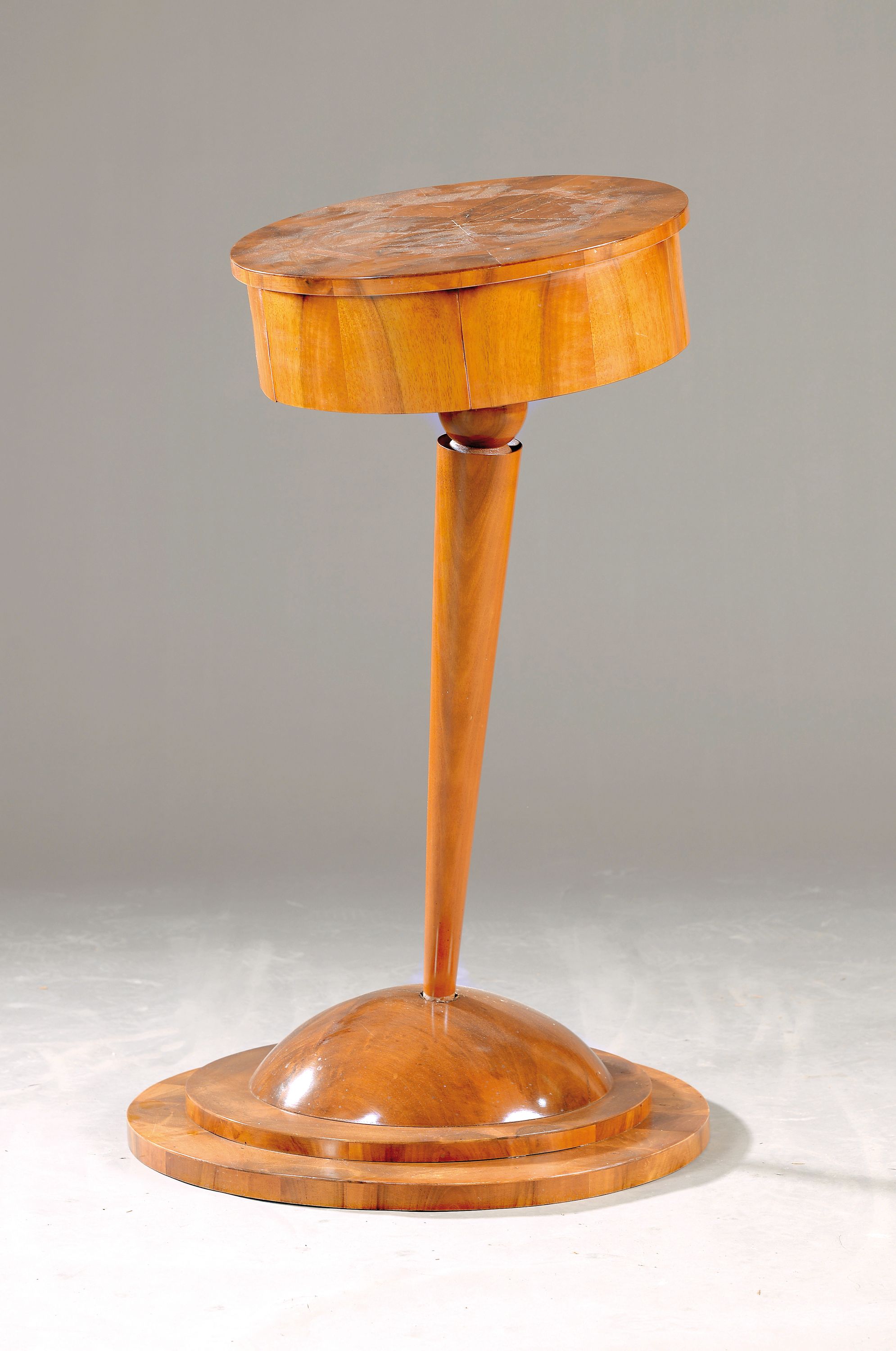 Beistelltisch, Biedermeierstil, 20.Jh., Nußbaumfurnier, ein Schub, runde Tischplatte, H. ca. 78 cm, D. ca. 36 cm, EZ 2-3