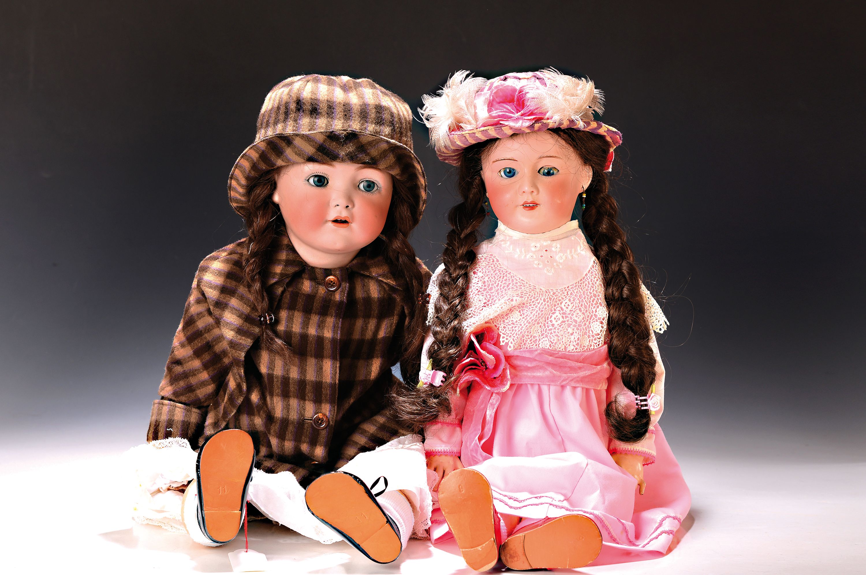 Zwei Porzellankopfpuppen, 1. SFBJ 301, um 1910/20, offener Mund, vier Zähne offen, blaue Paperweightschlafaugen, braune Echthaarperücke, ...