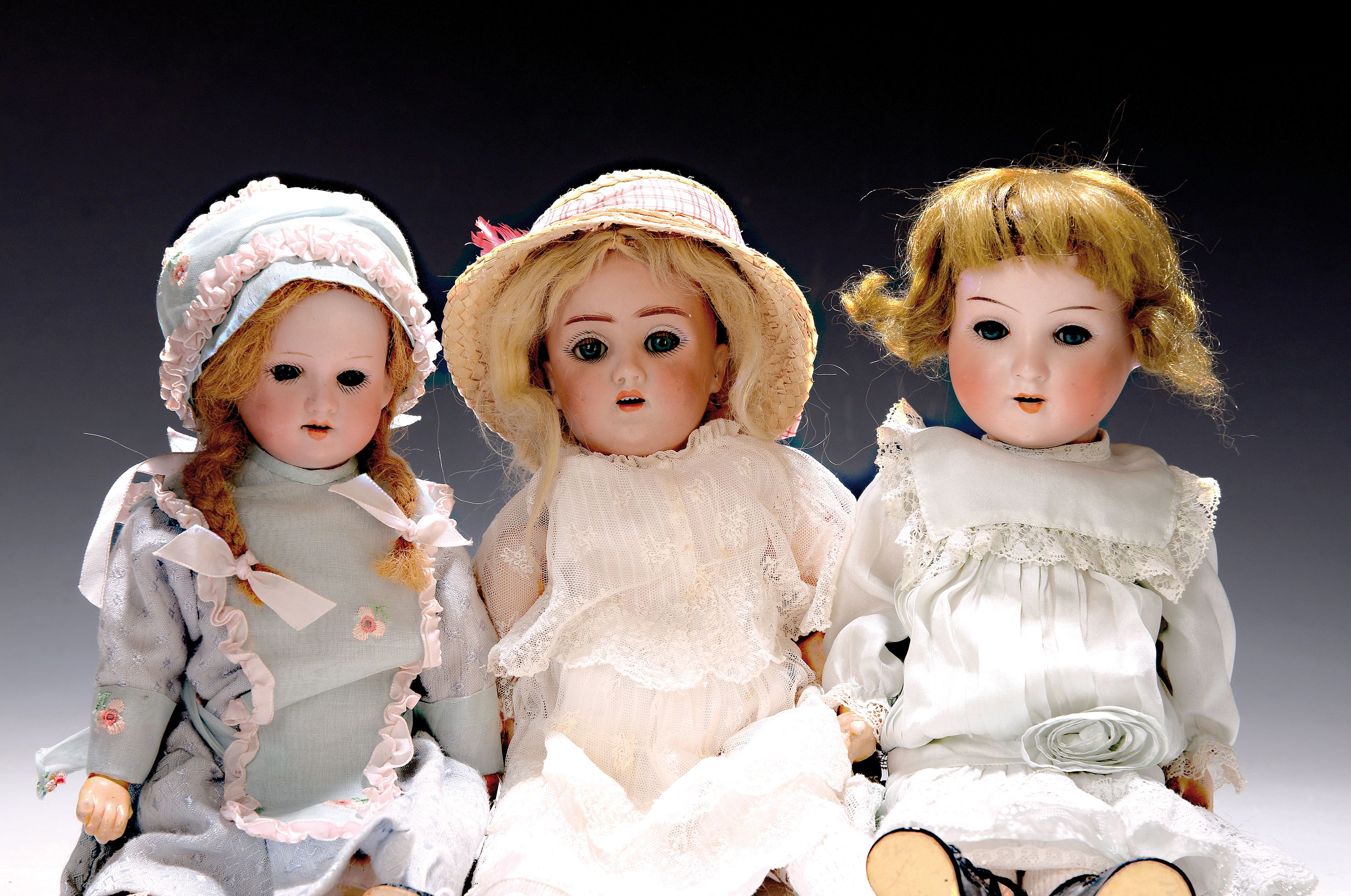 Drei kleine Porzellankopfpuppen, um 1910/20, 1. 189 - 4 1/2, Kurbelkopf, blaue Paperweightschlafaugen, offener Mund, vier Zähnchen, blonde ...
