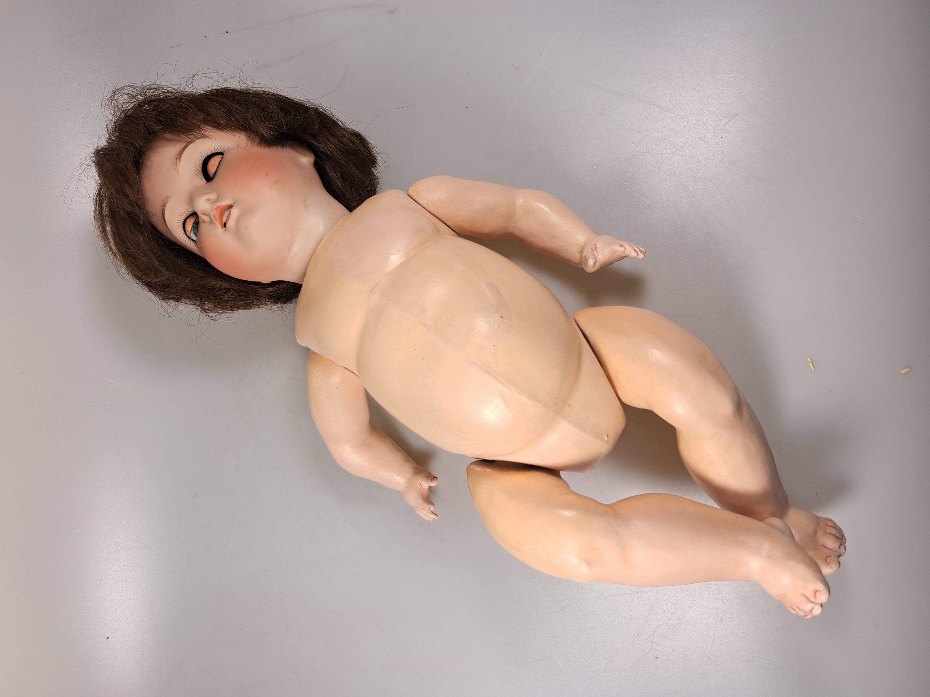 Detail a: Zwei Porzellankopfpuppe, 1x Wagner & Zetsche, Kopfmarke 8 1/2, W & Z J, um 1920, Kurbelkopf, offener Mund, ein Zähnchen fehlt, braune Perücke, ...