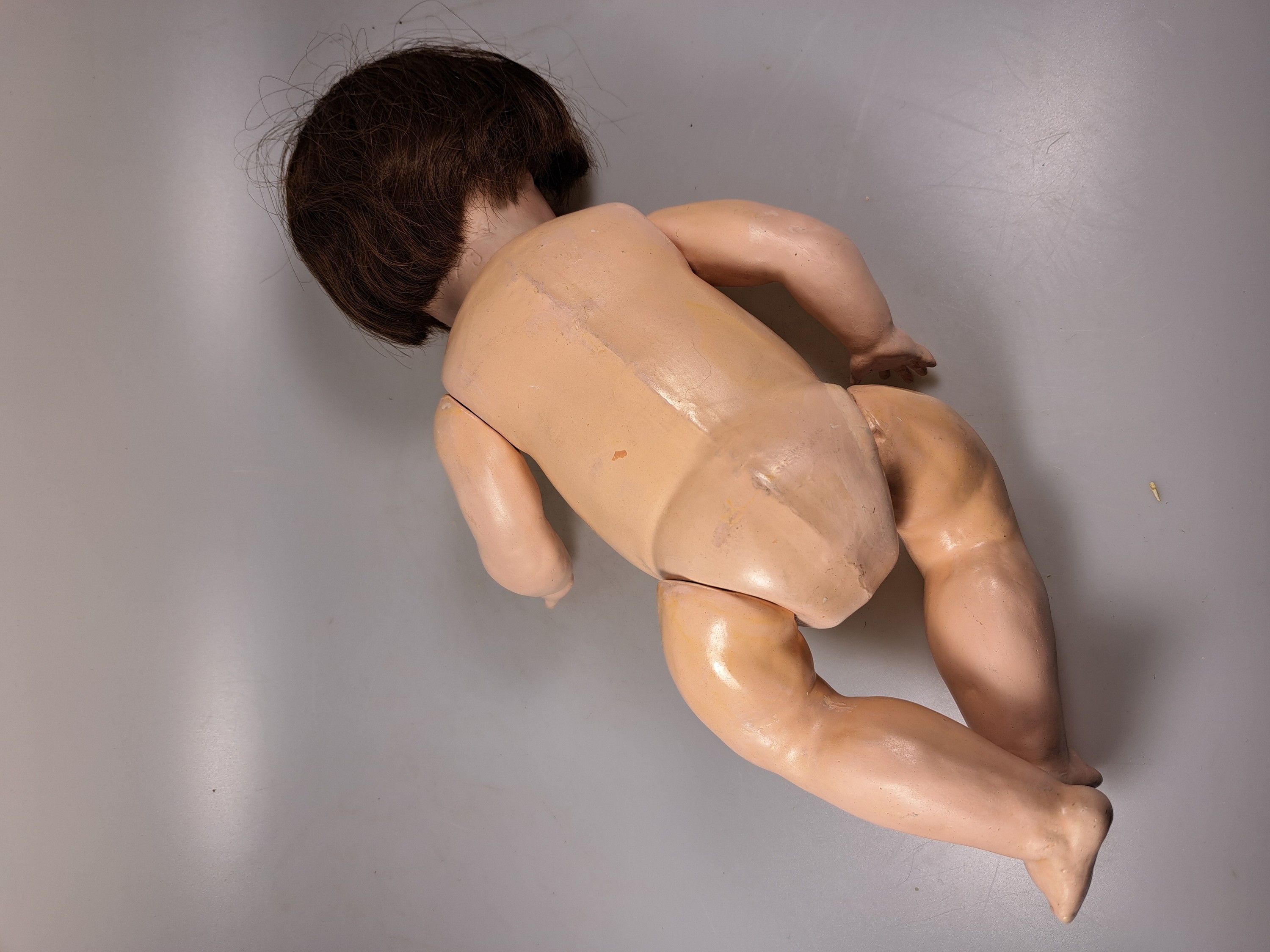 Detail b: Zwei Porzellankopfpuppe, 1x Wagner & Zetsche, Kopfmarke 8 1/2, W & Z J, um 1920, Kurbelkopf, offener Mund, ein Zähnchen fehlt, braune Perücke, ...