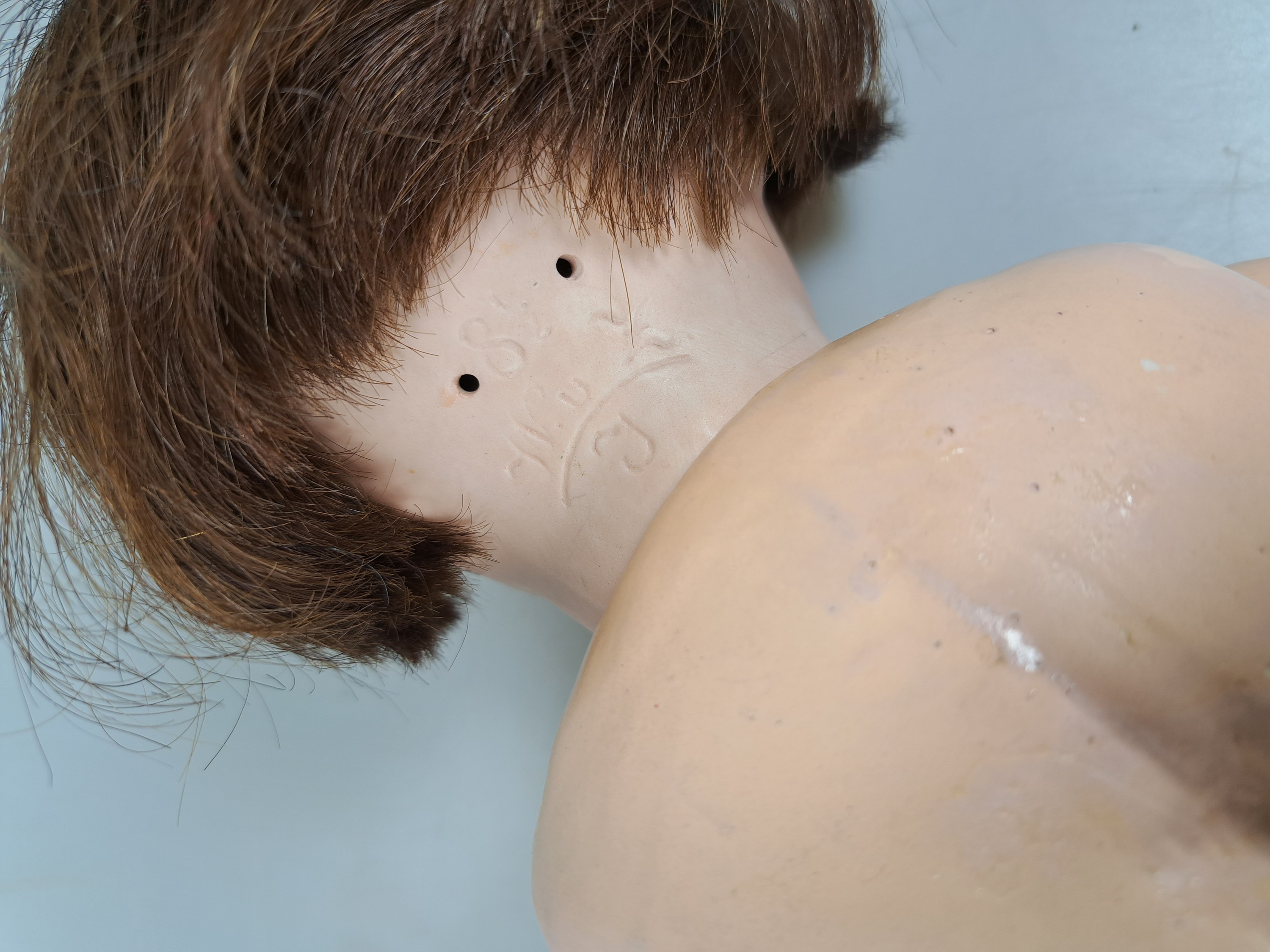 Detail c: Zwei Porzellankopfpuppe, 1x Wagner & Zetsche, Kopfmarke 8 1/2, W & Z J, um 1920, Kurbelkopf, offener Mund, ein Zähnchen fehlt, braune Perücke, ...
