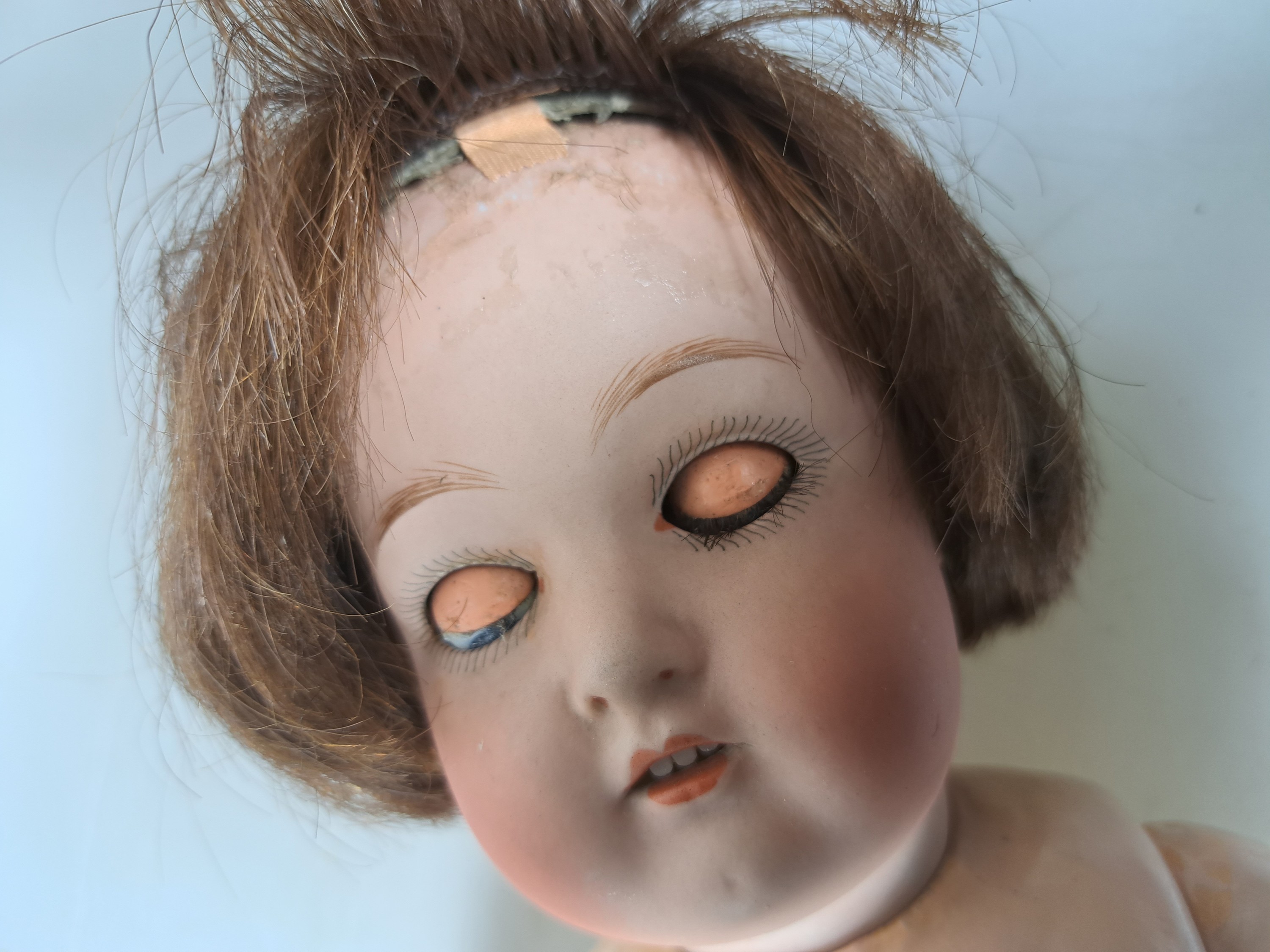 Detail e: Zwei Porzellankopfpuppe, 1x Wagner & Zetsche, Kopfmarke 8 1/2, W & Z J, um 1920, Kurbelkopf, offener Mund, ein Zähnchen fehlt, braune Perücke, ...