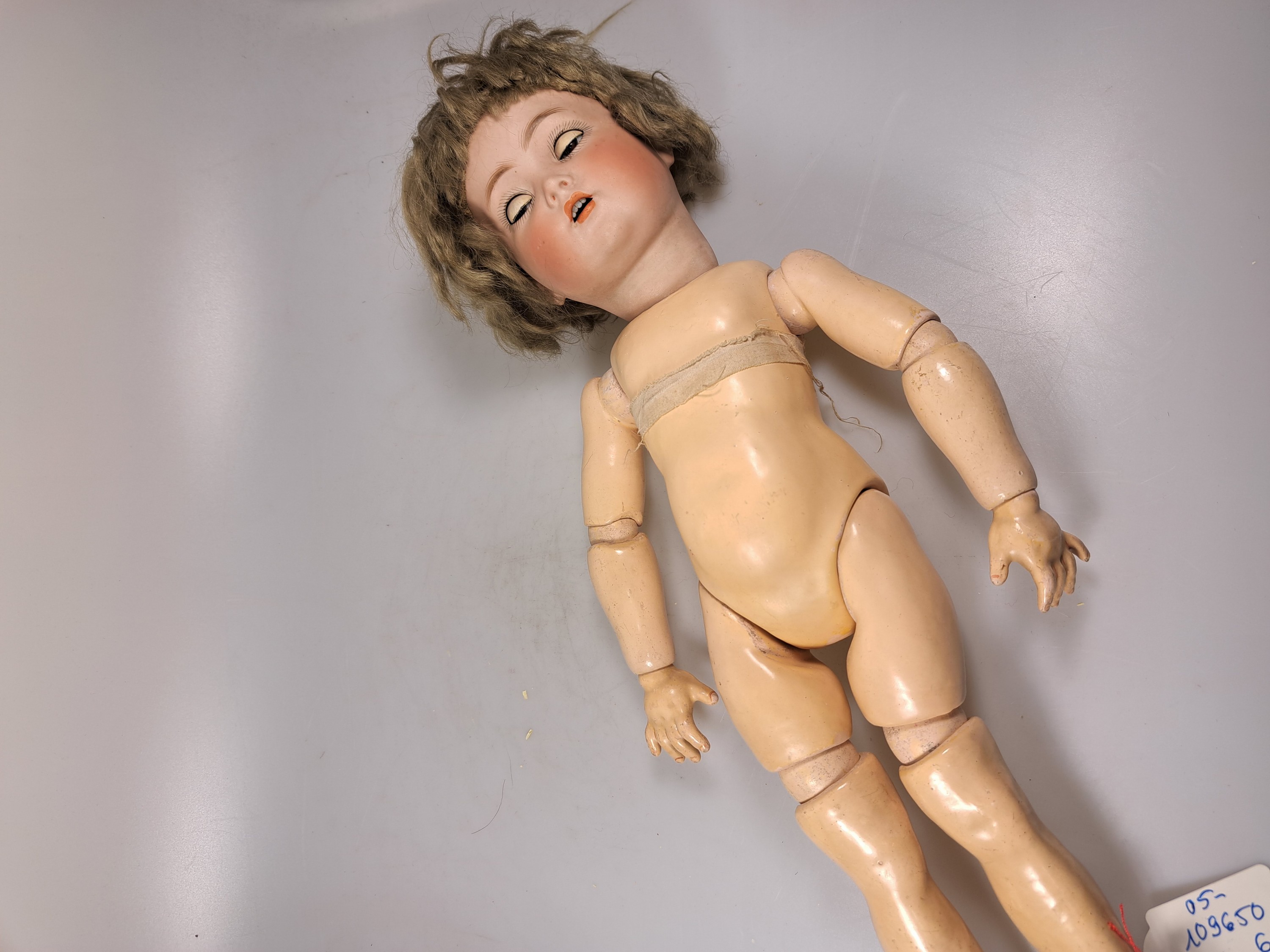 Detail f: Zwei Porzellankopfpuppe, 1x Wagner & Zetsche, Kopfmarke 8 1/2, W & Z J, um 1920, Kurbelkopf, offener Mund, ein Zähnchen fehlt, braune Perücke, ...
