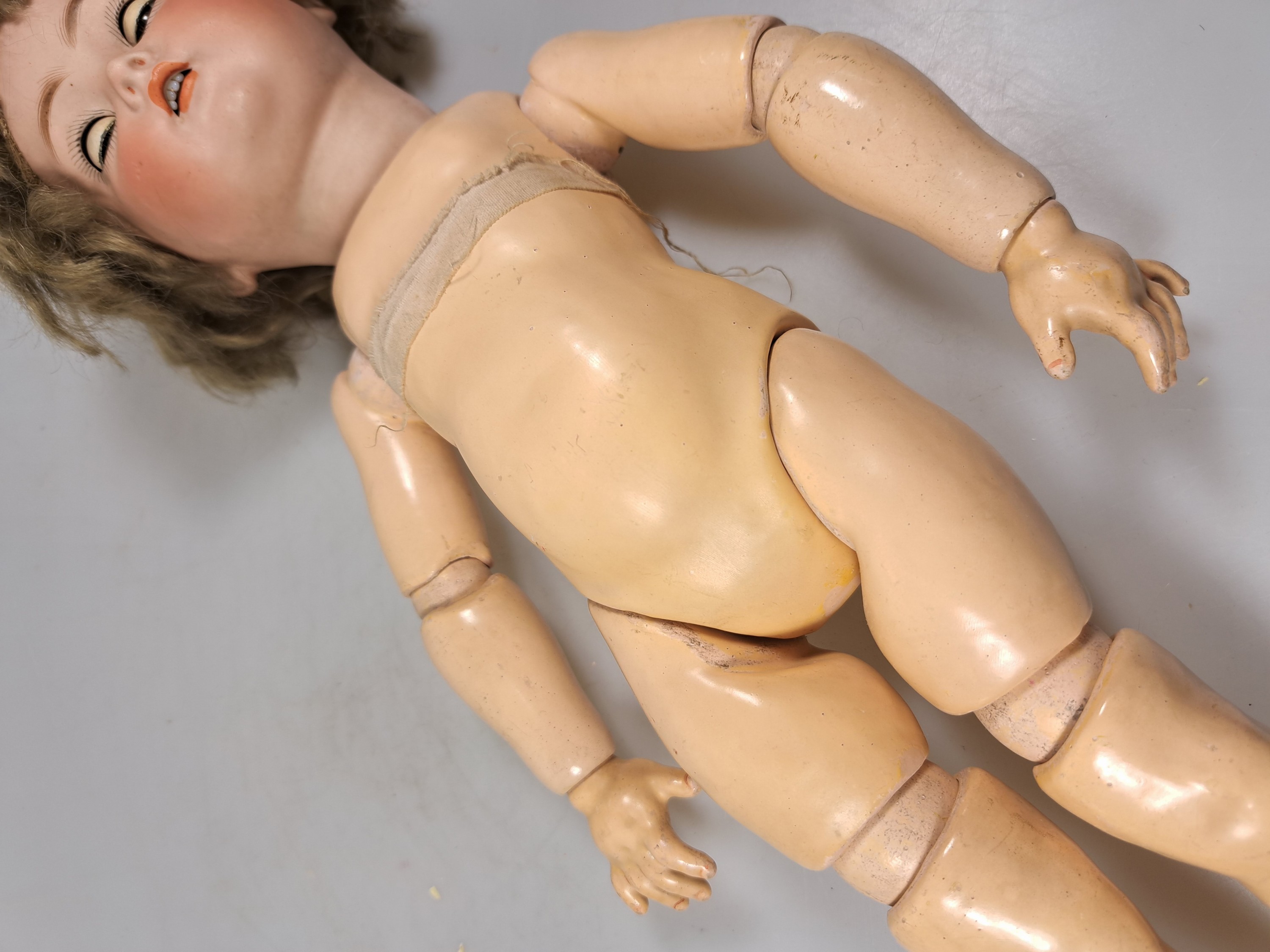 Detail g: Zwei Porzellankopfpuppe, 1x Wagner & Zetsche, Kopfmarke 8 1/2, W & Z J, um 1920, Kurbelkopf, offener Mund, ein Zähnchen fehlt, braune Perücke, ...