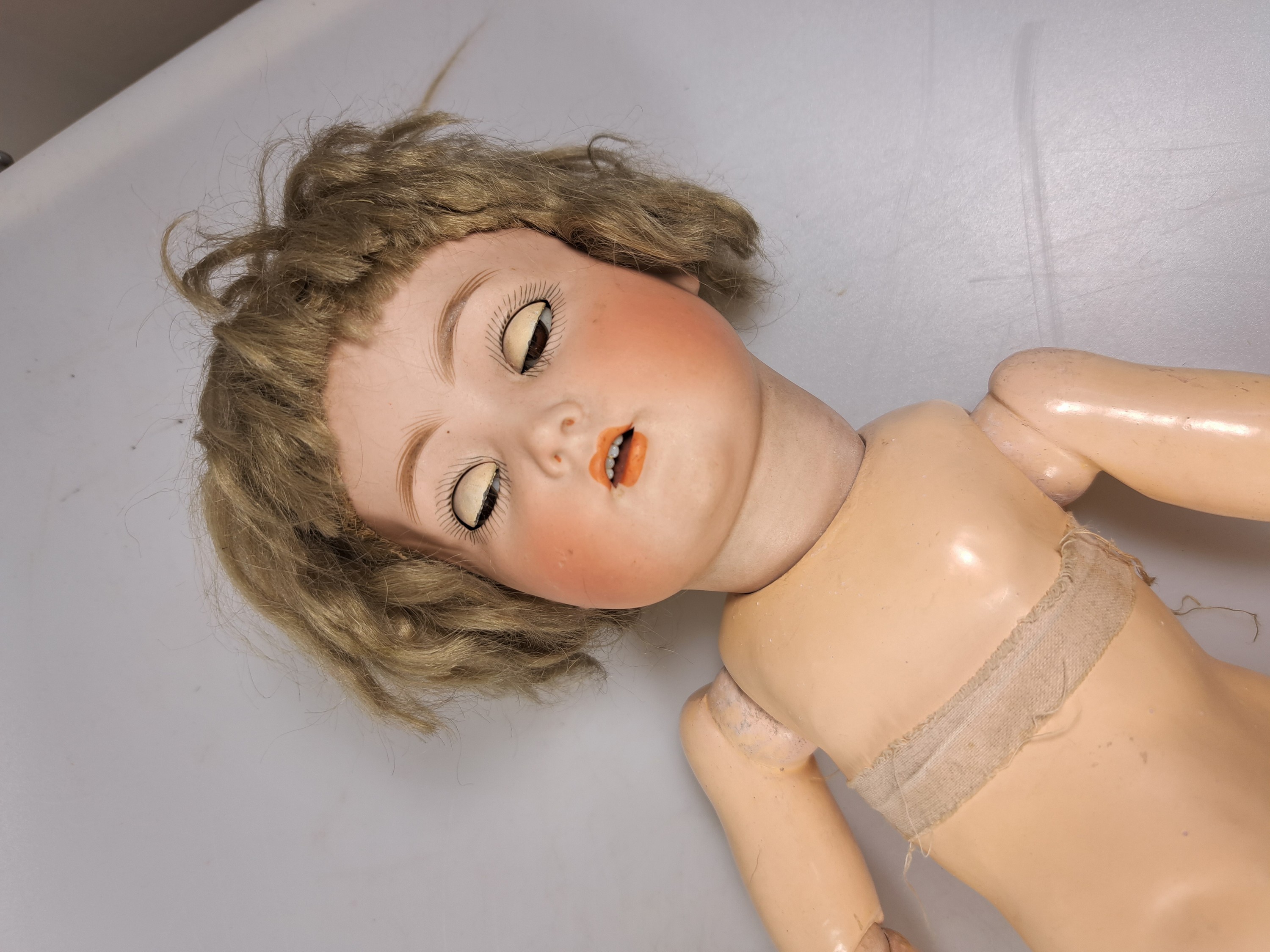Detail h: Zwei Porzellankopfpuppe, 1x Wagner & Zetsche, Kopfmarke 8 1/2, W & Z J, um 1920, Kurbelkopf, offener Mund, ein Zähnchen fehlt, braune Perücke, ...