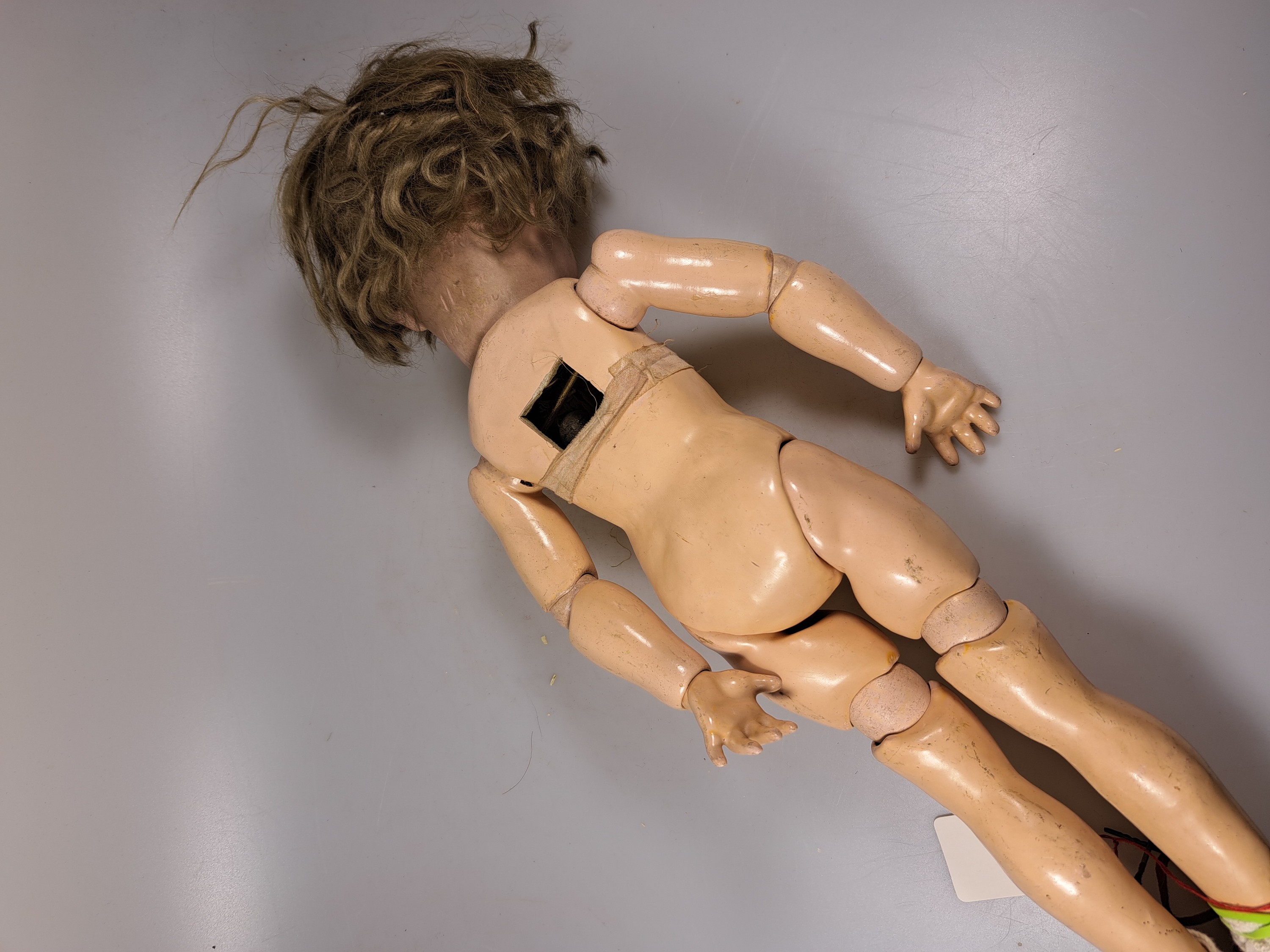 Detail i: Zwei Porzellankopfpuppe, 1x Wagner & Zetsche, Kopfmarke 8 1/2, W & Z J, um 1920, Kurbelkopf, offener Mund, ein Zähnchen fehlt, braune Perücke, ...