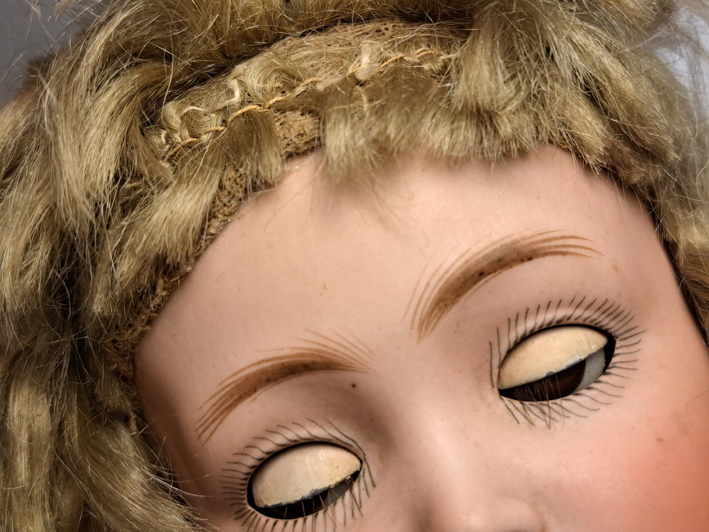 Detail l: Zwei Porzellankopfpuppe, 1x Wagner & Zetsche, Kopfmarke 8 1/2, W & Z J, um 1920, Kurbelkopf, offener Mund, ein Zähnchen fehlt, braune Perücke, ...