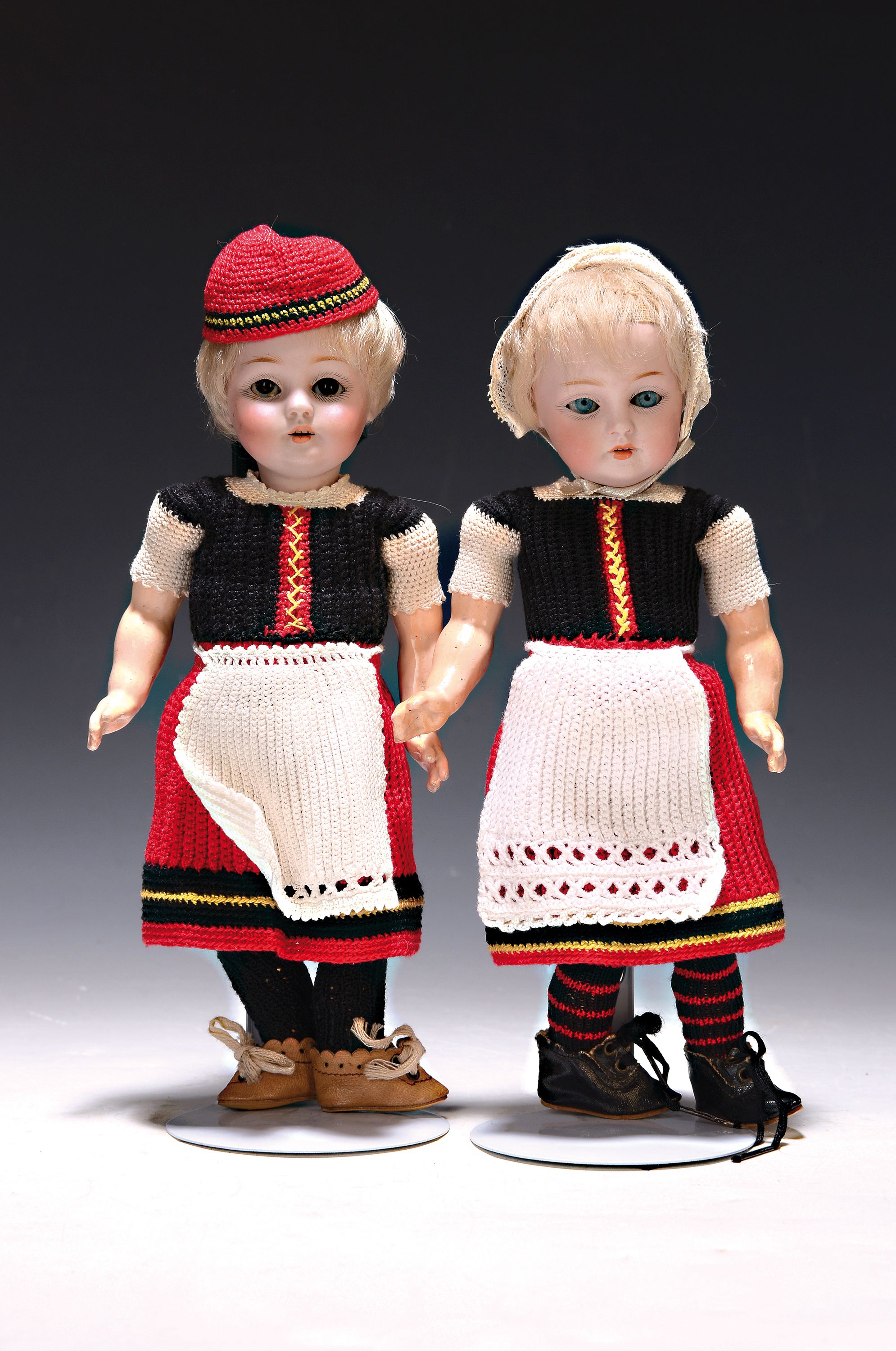 Zwei kleine Trachtenpuppen, um 1910/20, wohl Armand Marseille, jedoch Kopfmarke fest von verklebter Perücke verdeckt, Schlafaugen, offener Mund, ...