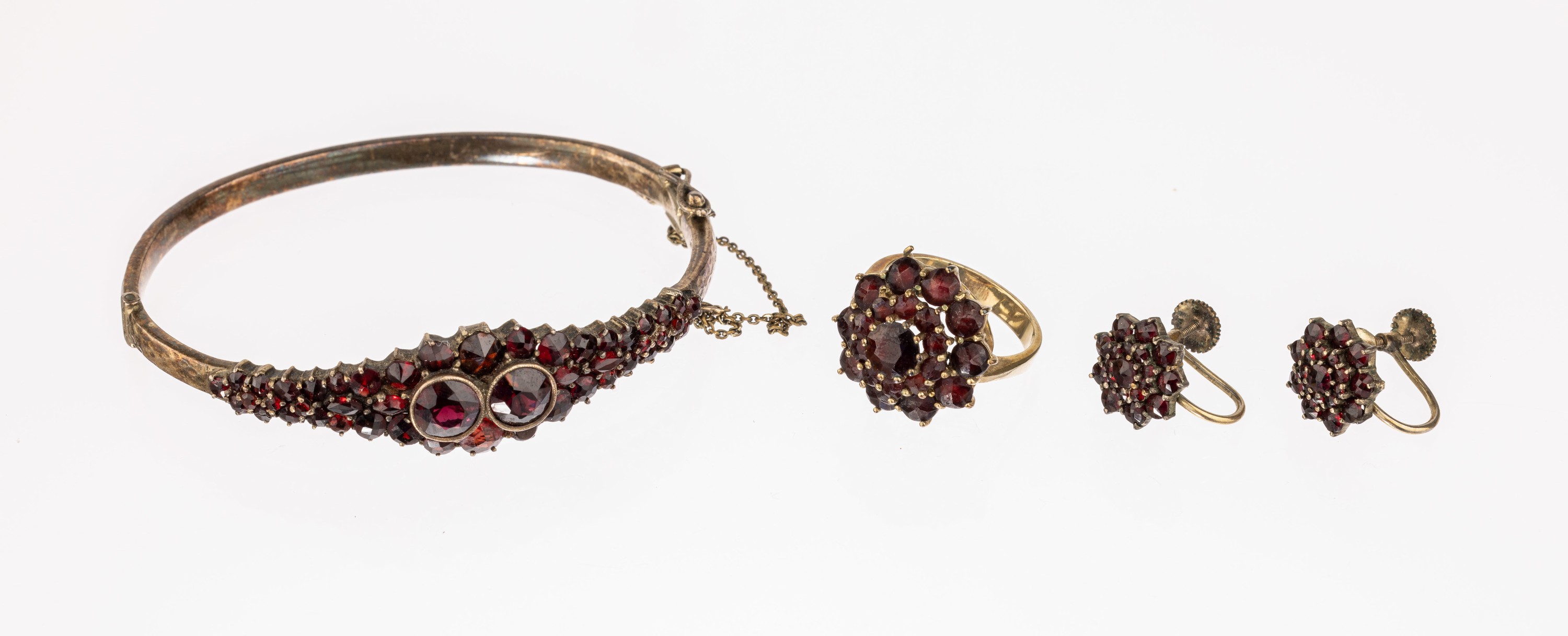 Konvolut Granat-Schmuck, um 1900-1920, best. aus: 1 Ring, GG 333/000, RW 54, Aufbau in mehreren Ebenen, 1 Armreif, Silber verg., Hammerschlagdekor, ...