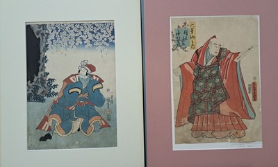 26771904d - Collection of 28 Japanese color woodcuts Ukiyo-e, 19th century, inter alia: Eisen, Toyokuni I and II, Kunisada, Utagawa, Hokusai, Kuniyoshi and others, representation of Samurai, scenes from the Kabuki theater, scenes from everyday life, mostly in oban format, partly tanned or with visible signs of age.