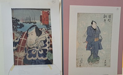 26771904e - Collection of 28 Japanese color woodcuts Ukiyo-e, 19th century, inter alia: Eisen, Toyokuni I and II, Kunisada, Utagawa, Hokusai, Kuniyoshi and others, representation of Samurai, scenes from the Kabuki theater, scenes from everyday life, mostly in oban format, partly tanned or with visible signs of age.